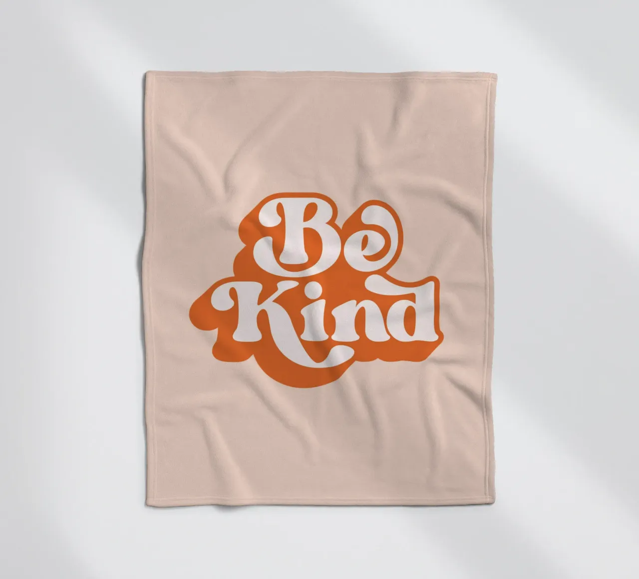 Design tipografico Be Kind coperta in pile da THE MOTIVATED TYPE
