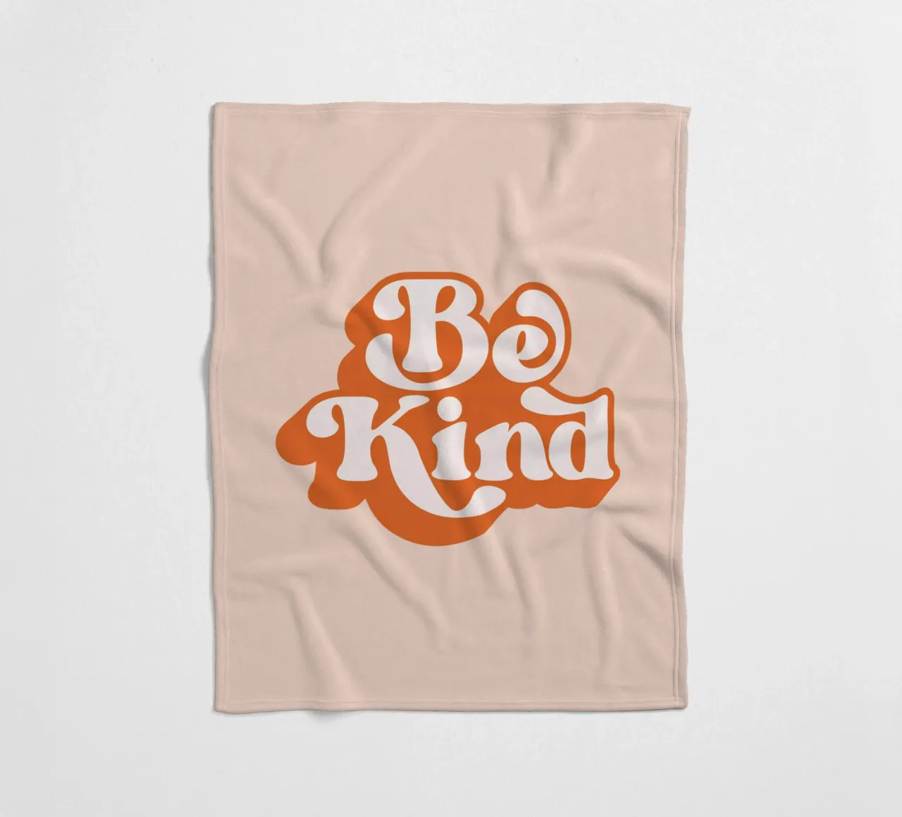 Design tipografico Be Kind coperta in pile da THE MOTIVATED TYPE