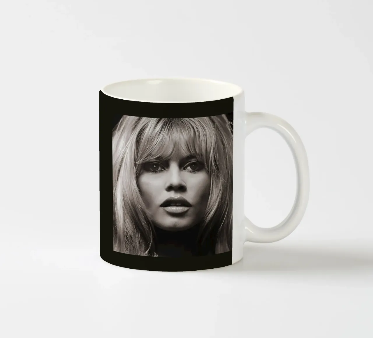 Ritratto in Messico, 1965 tazza in ceramica da Lorraine Mooore