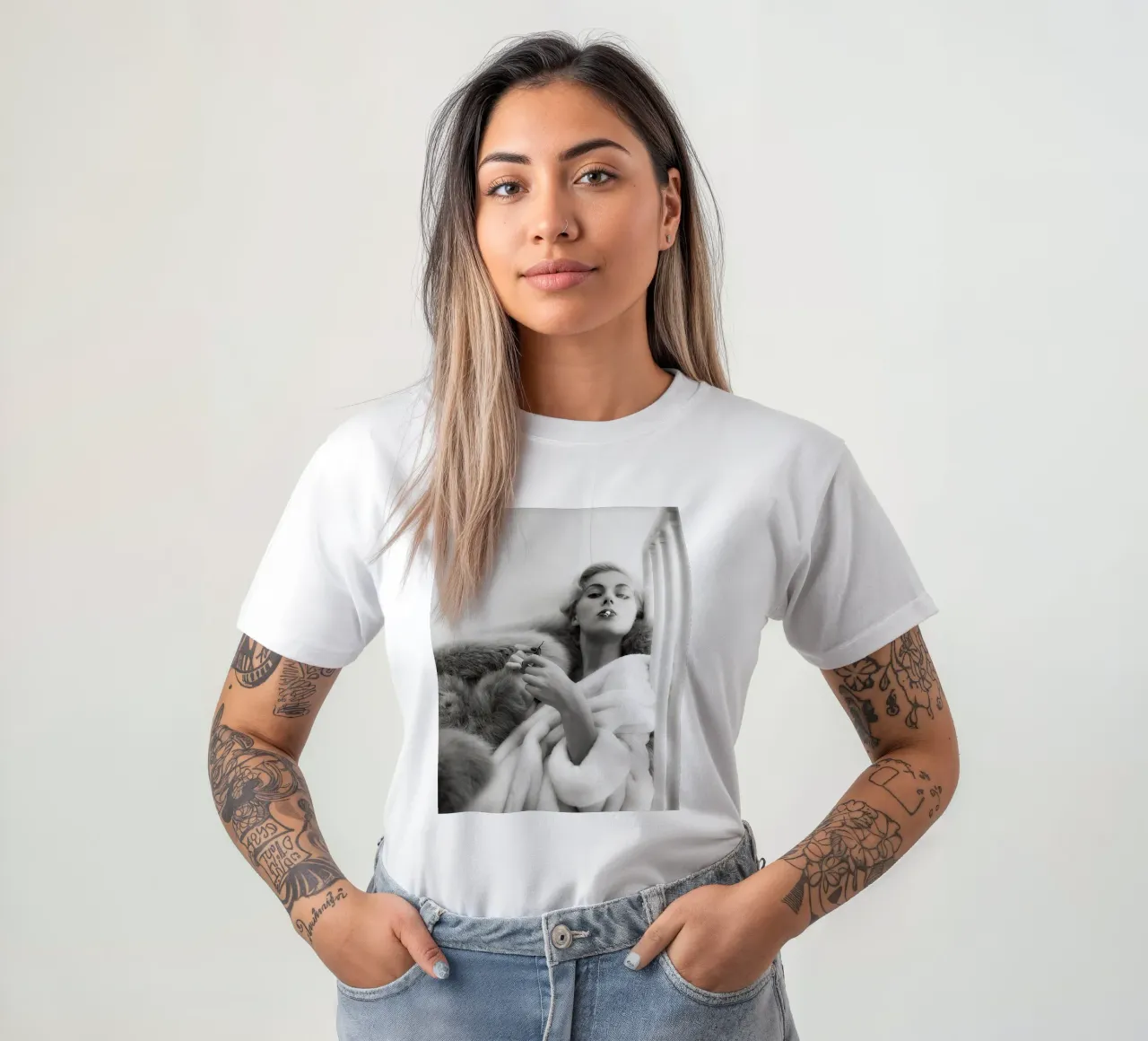 Anita che fuma una sigaretta t-shirt da Lorraine Mooore