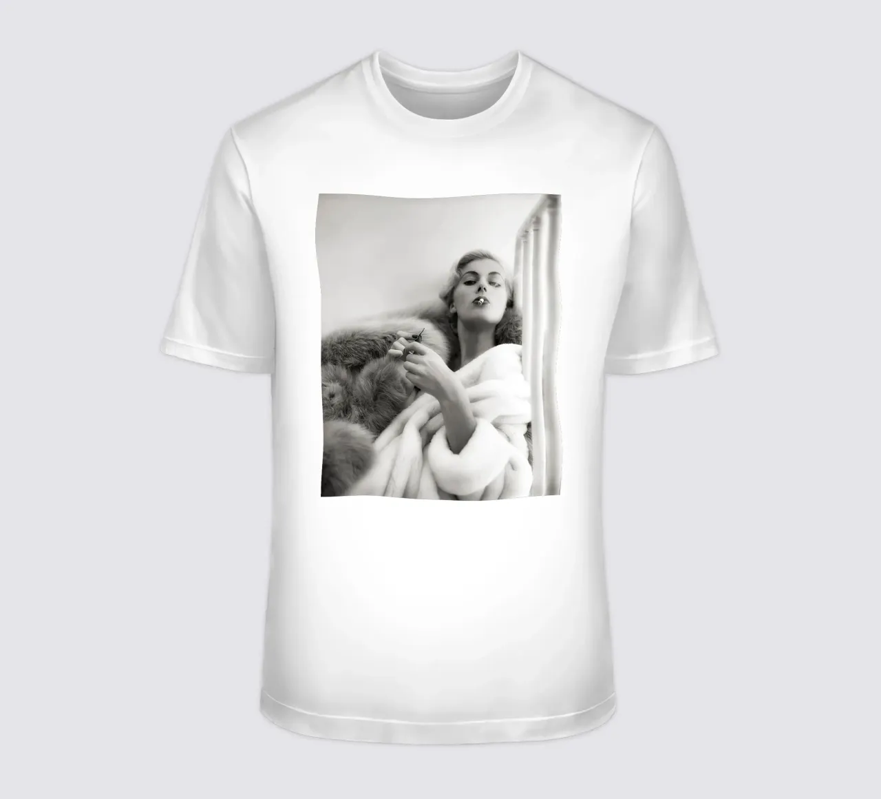 Anita che fuma una sigaretta t-shirt da Lorraine Mooore