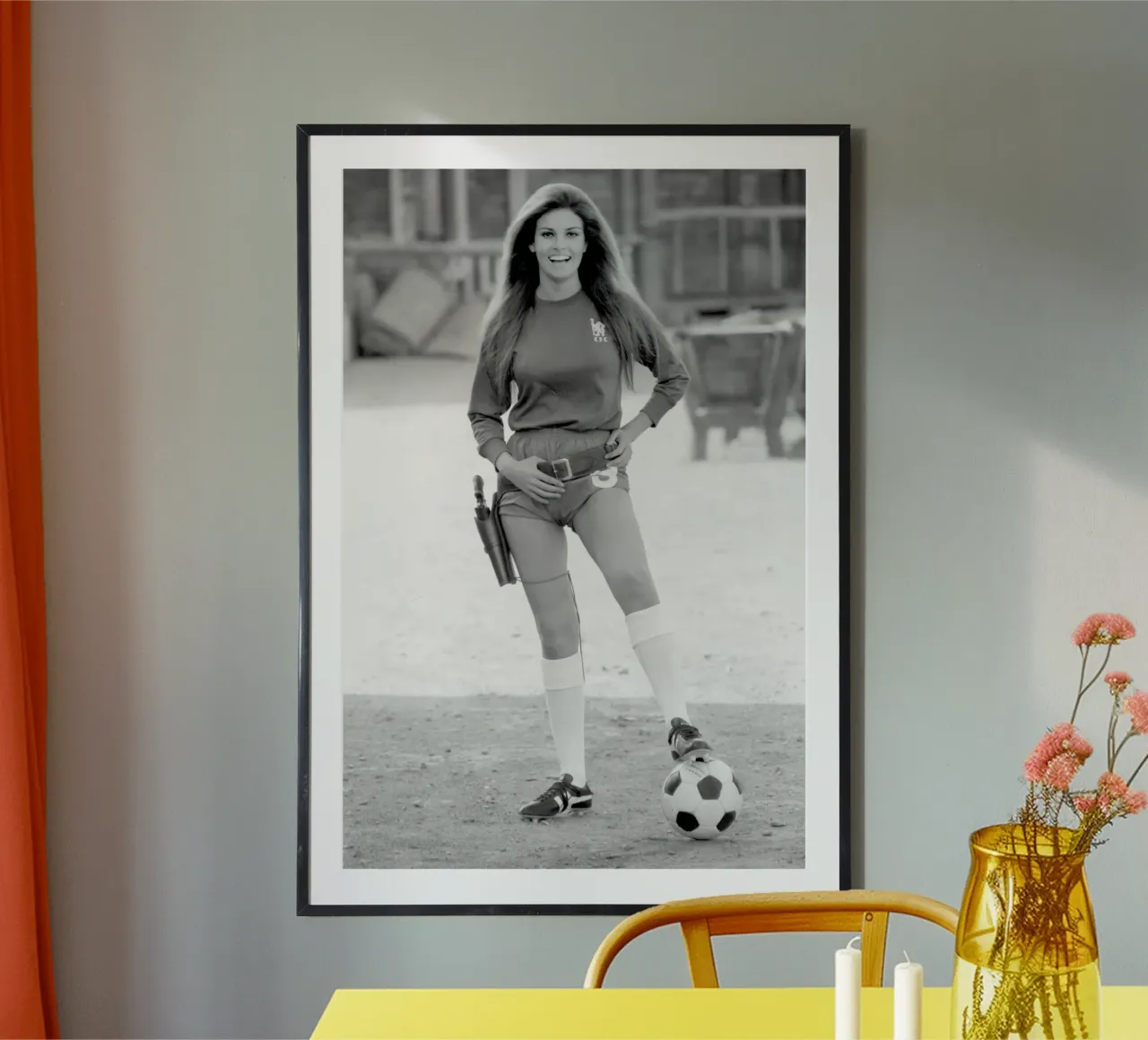Con indosso il kit del Chelsea FC, 1971 poster da Lorraine Mooore