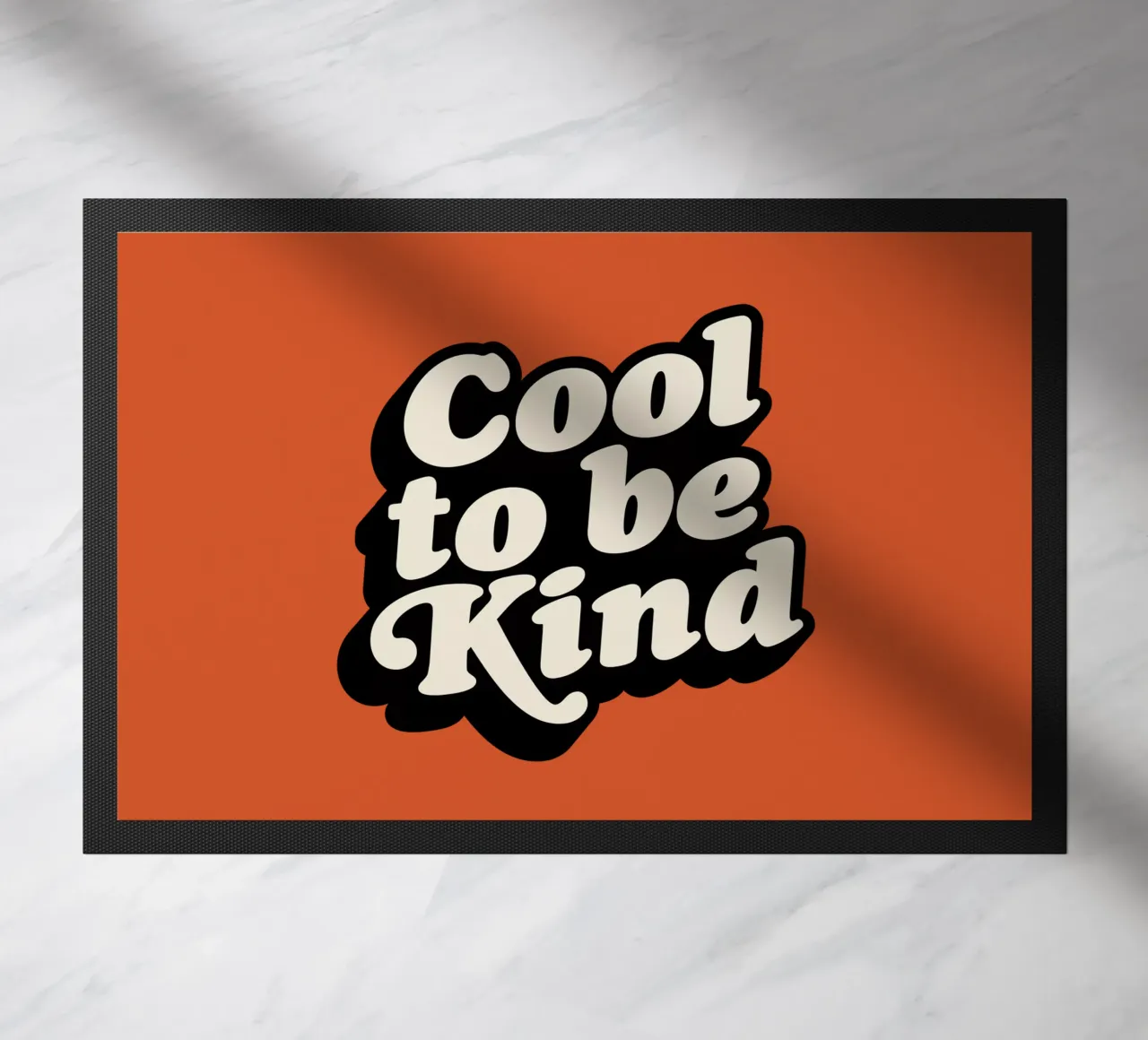 Cool To Be Kind felpudo de THE MOTIVATED TYPE
