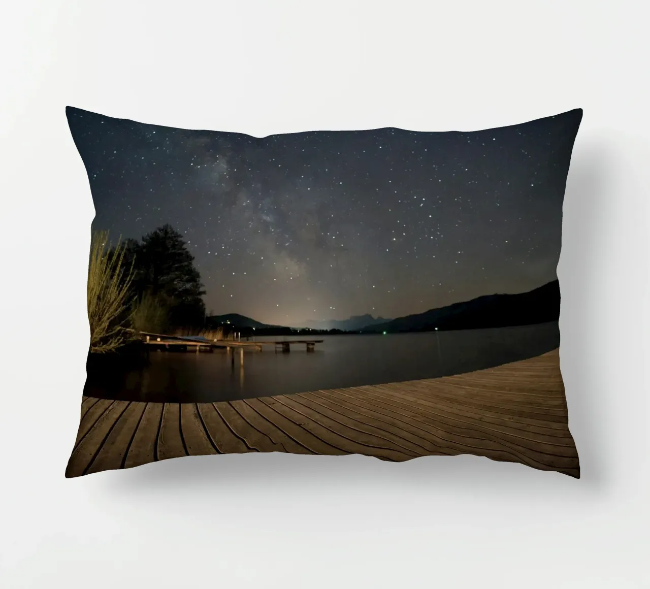 cielo stellato su acqua calma cuscino da space words