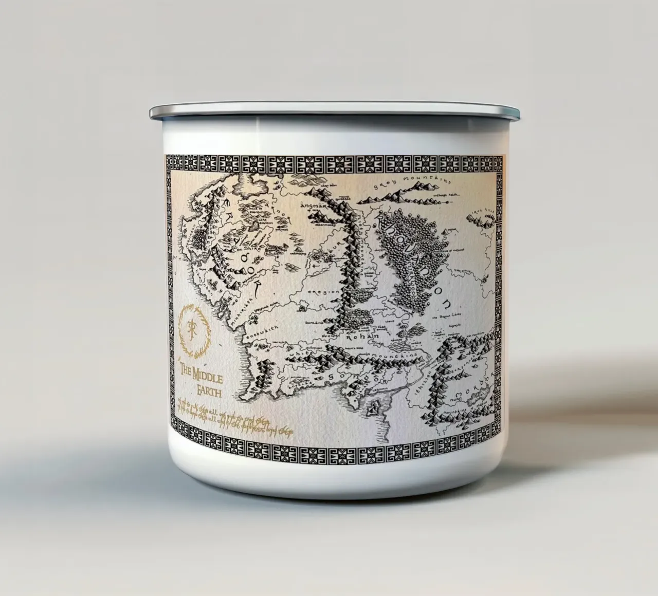 Poster della mappa della Terra di Mezzo tazza in smalto da Lyndamaps