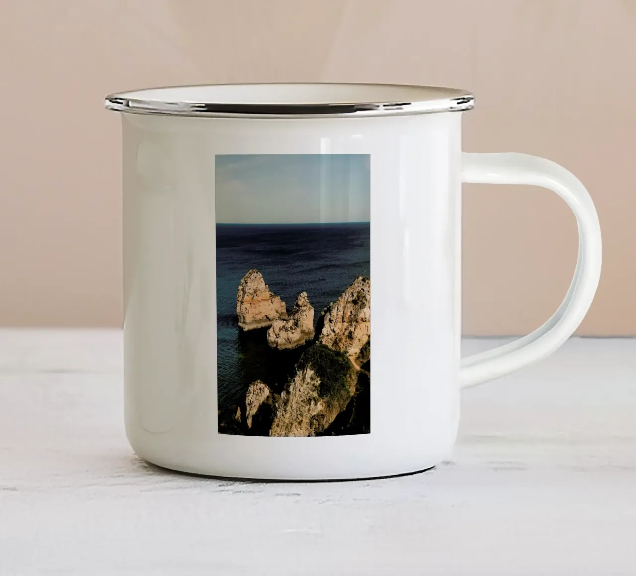 Dusk At The Shores tazza in smalto da Sebastian Hilgetag