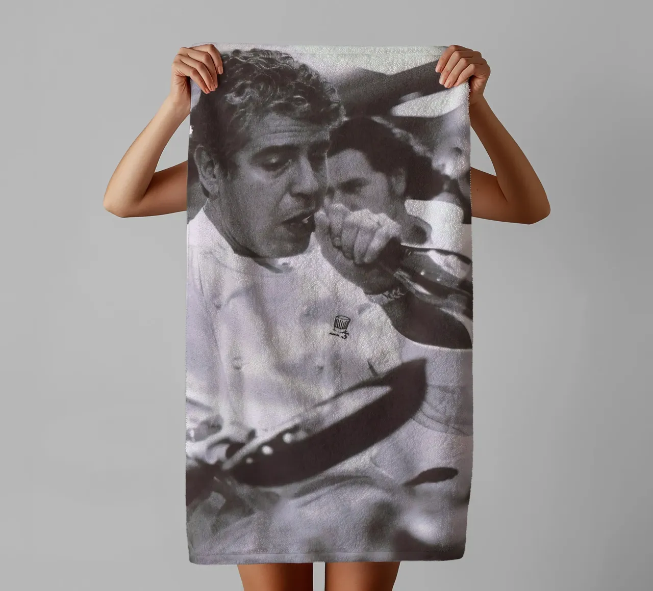 Cucinare e aprire la birra Anthony Bourdain asciugamano da bagno da Black And White