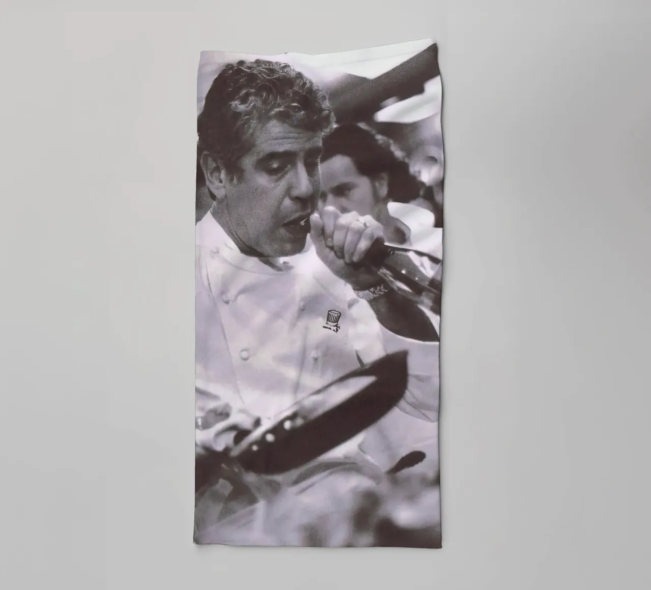 Cucinare e aprire la birra Anthony Bourdain asciugamano da bagno da Black And White