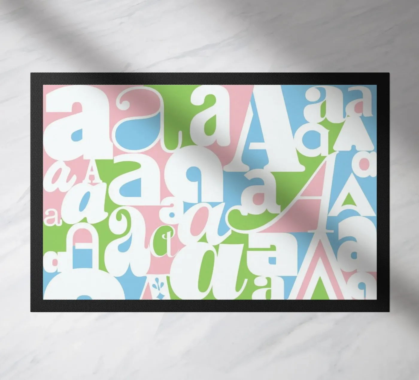 Alphabetti deurmat van Catherine Aguilar