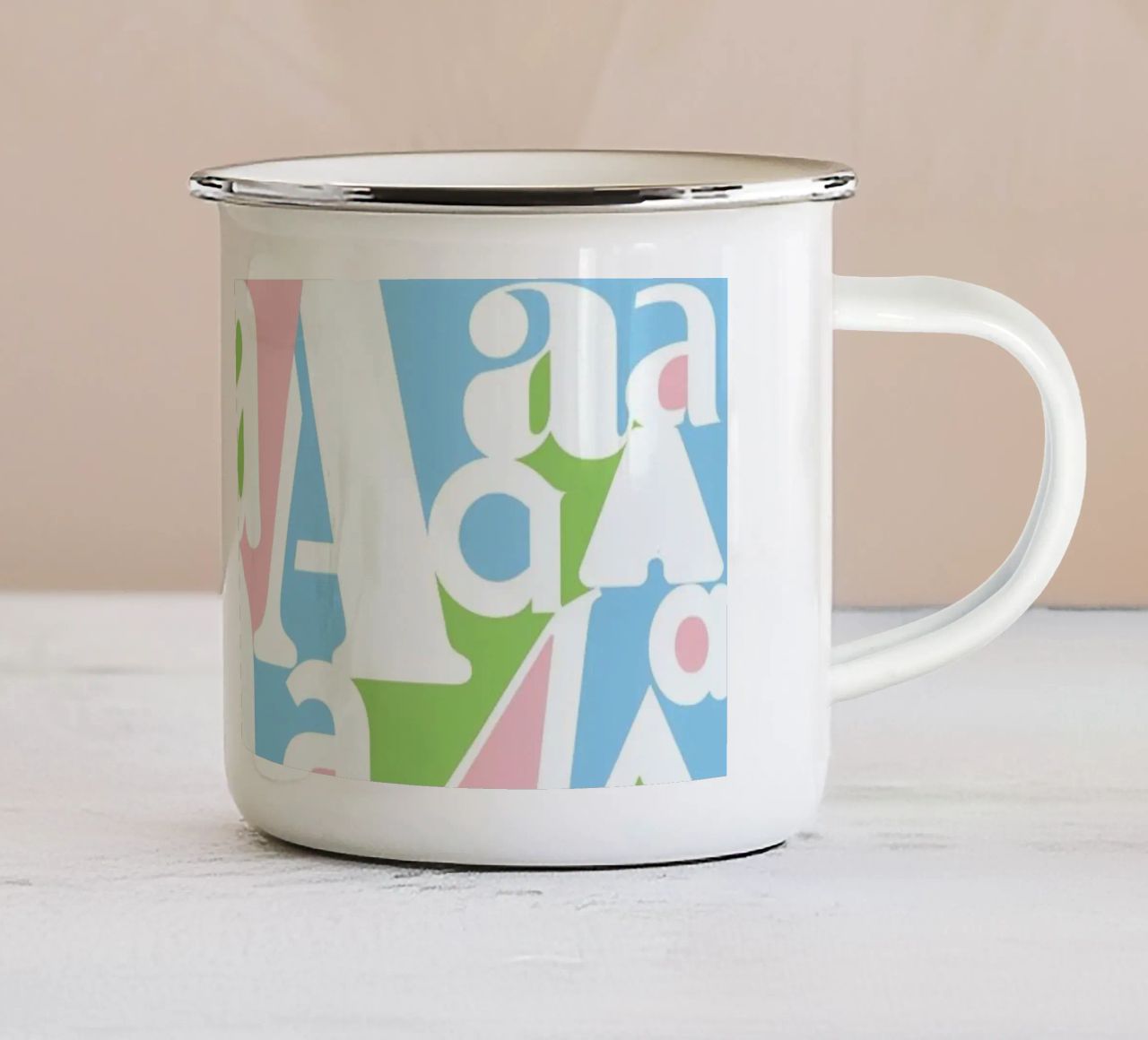 Alphabetti tazza in smalto da Catherine Aguilar