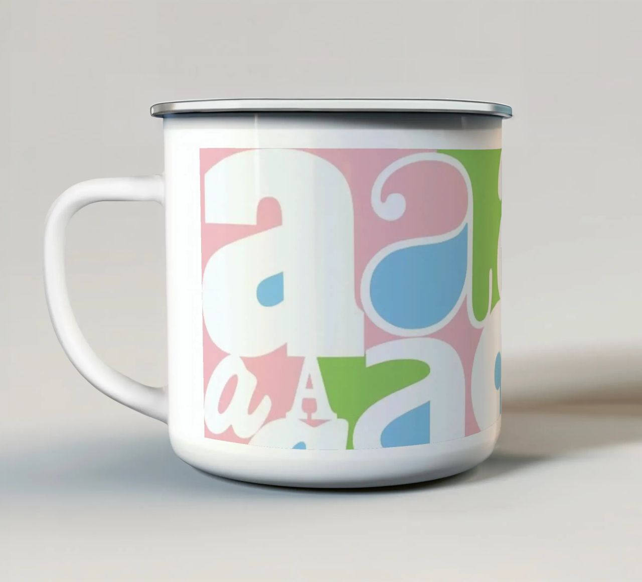 Alphabetti tazza in smalto da Catherine Aguilar