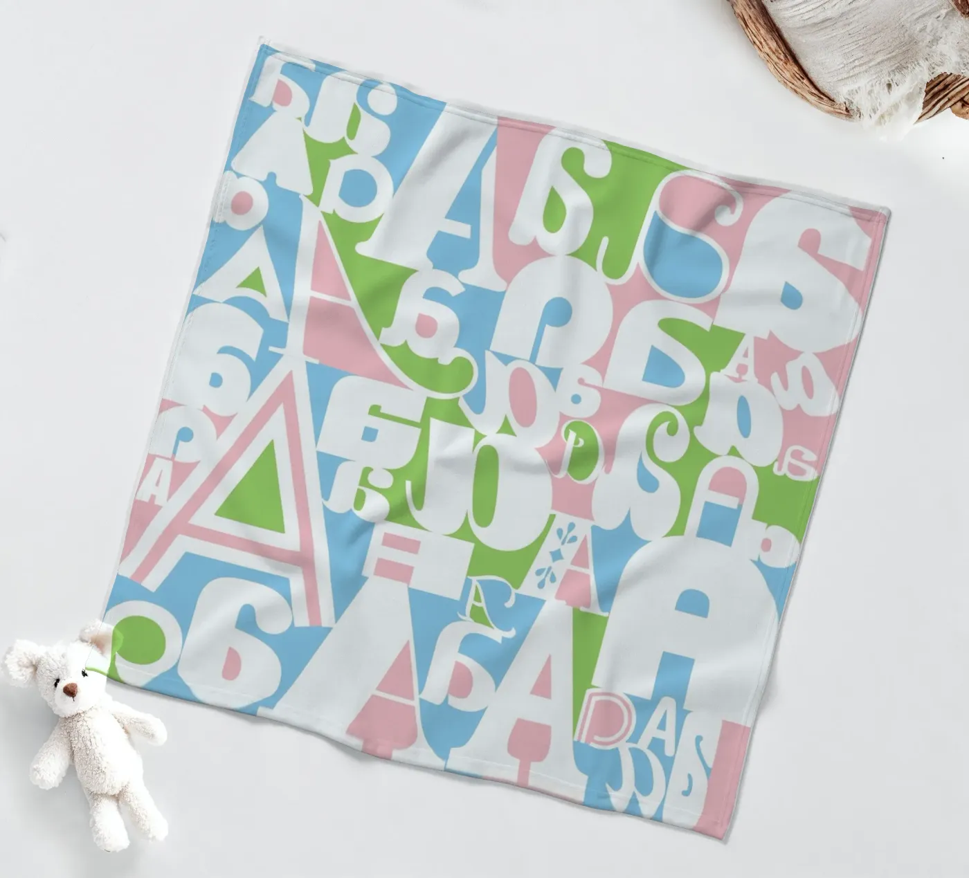 Alphabetti Fleecedecke von Catherine Aguilar