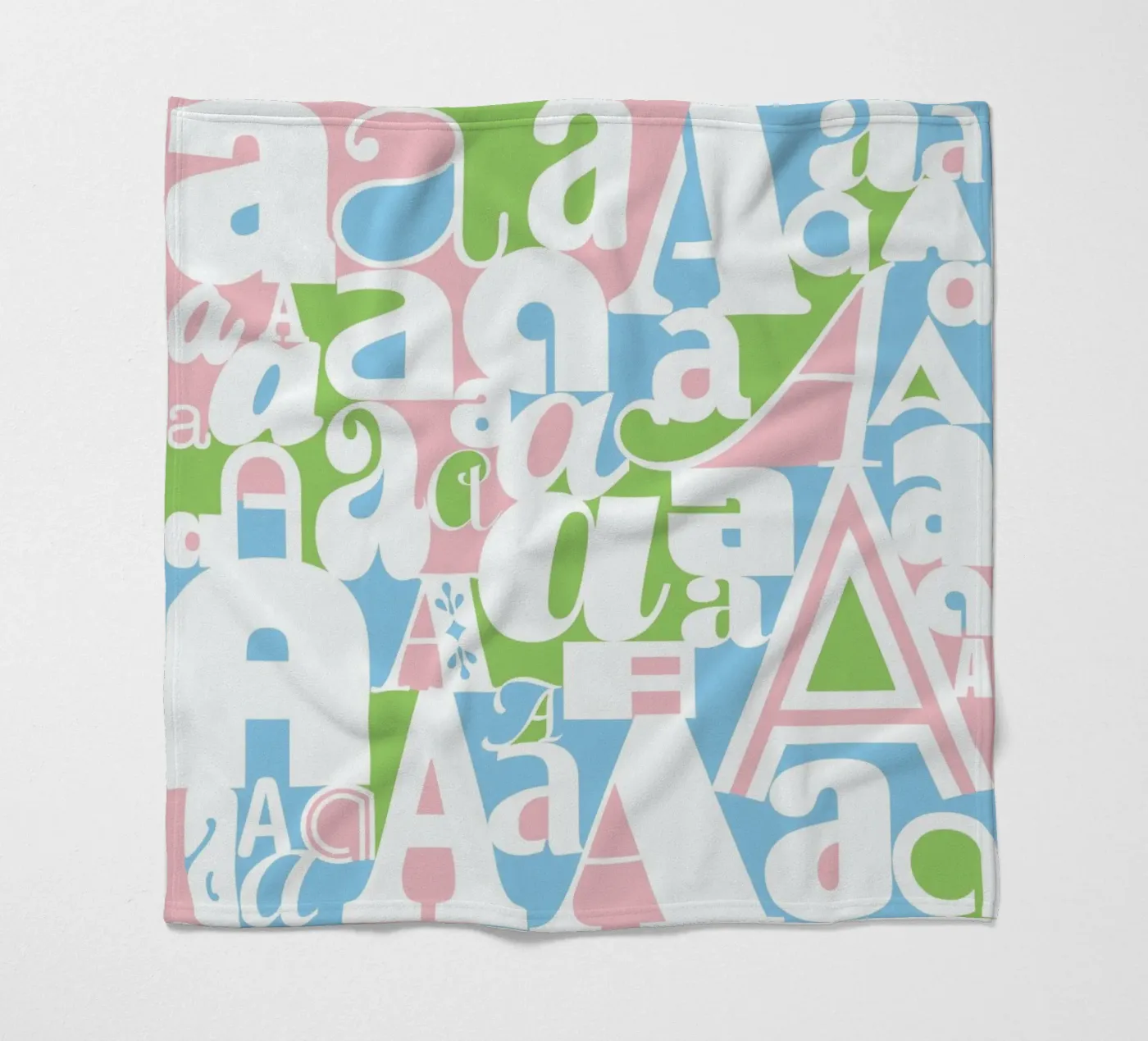 Alphabetti Fleecedecke von Catherine Aguilar