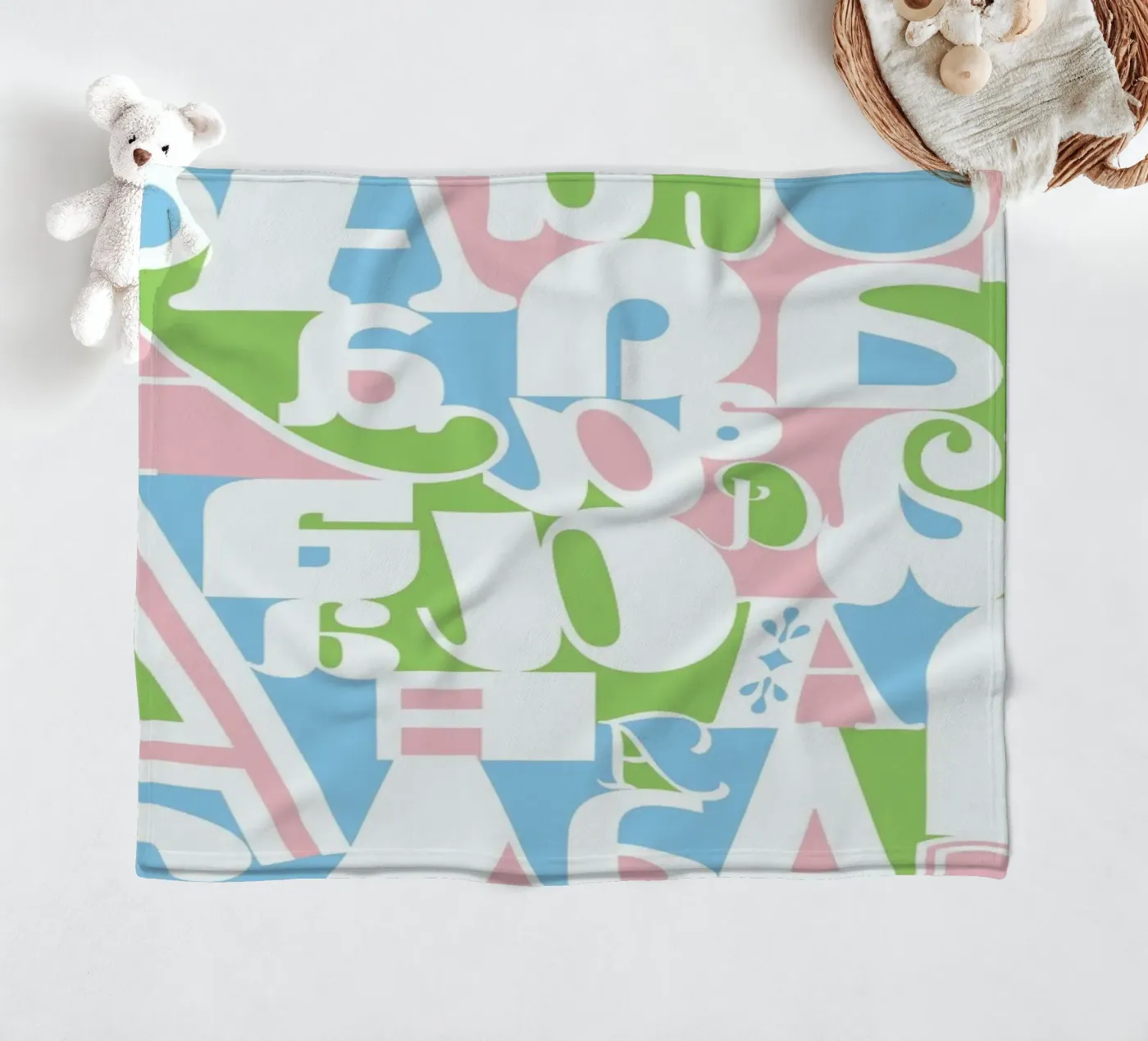 Alphabetti Fleecedecke von Catherine Aguilar