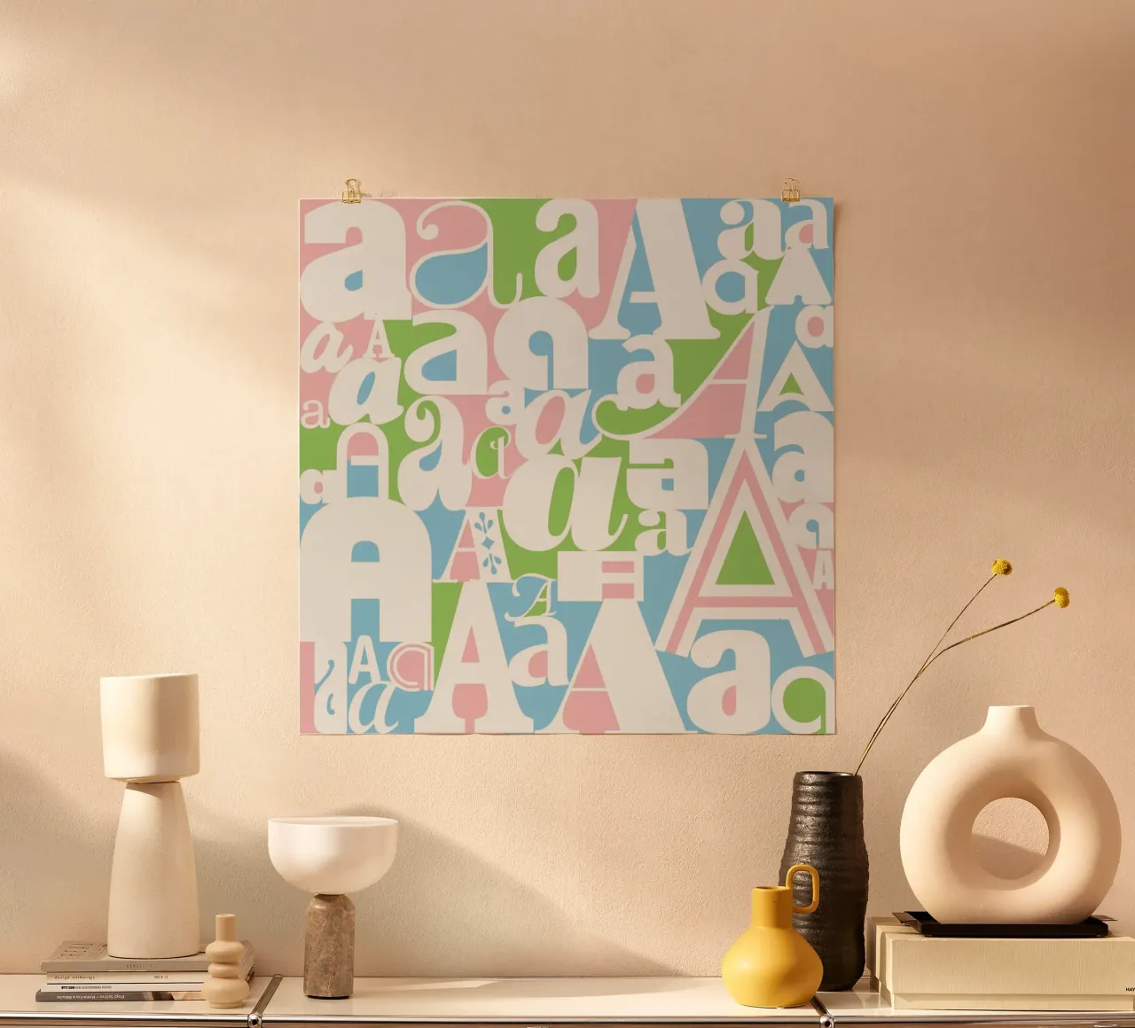 Alphabetti poster con telaio in alluminio da Catherine Aguilar