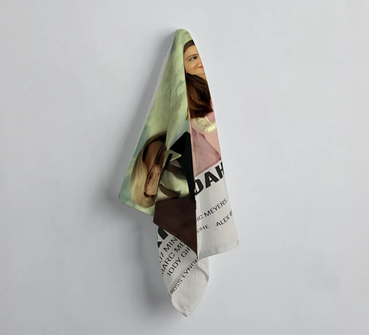 MY FRIEND DAHMER 2017 serviette de bain de MVFminimalist