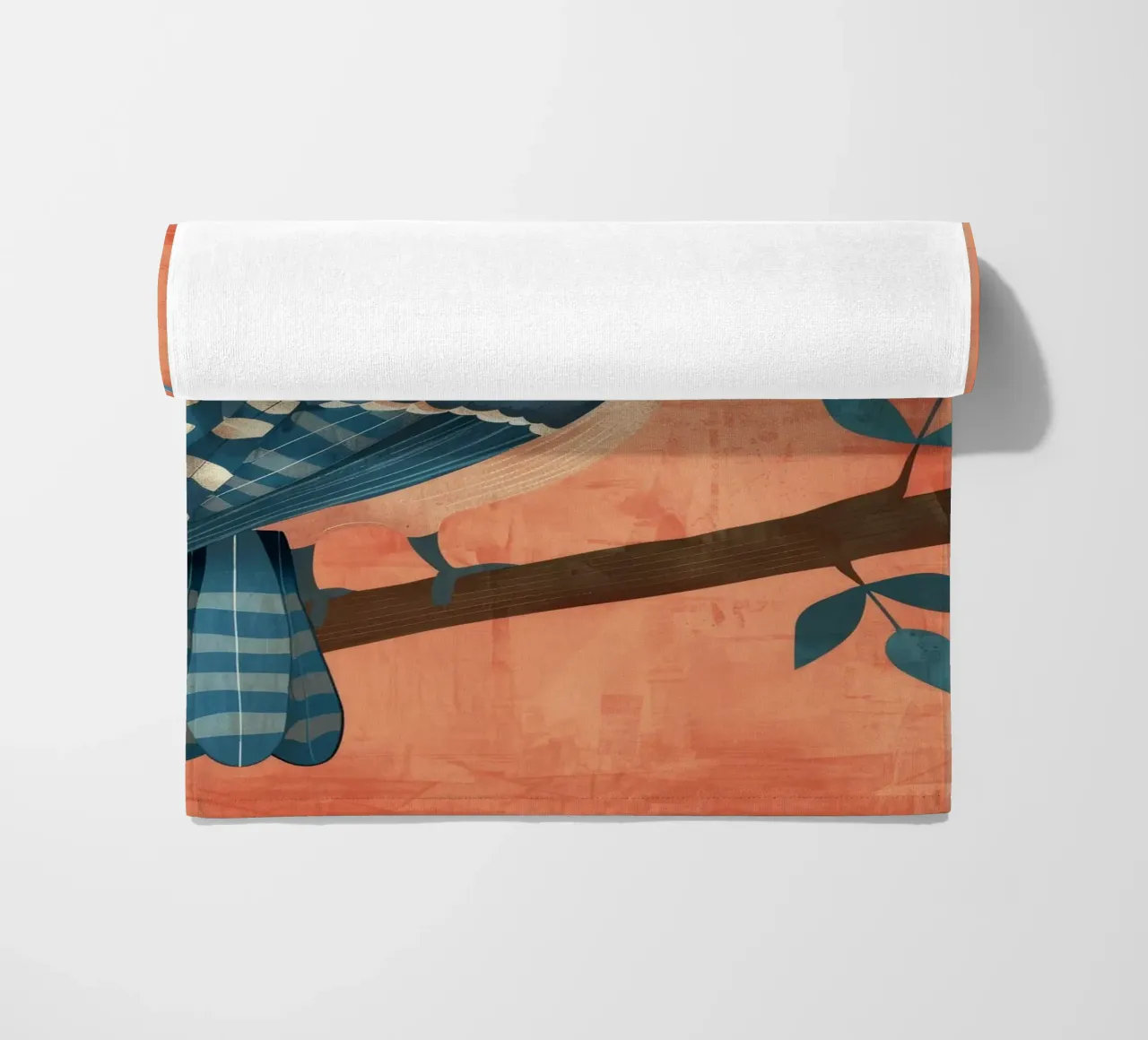 Bellezza d'autunno: Una ghiandaia azzurra tra il fogliame autunnale telo mare da DesignDoodle