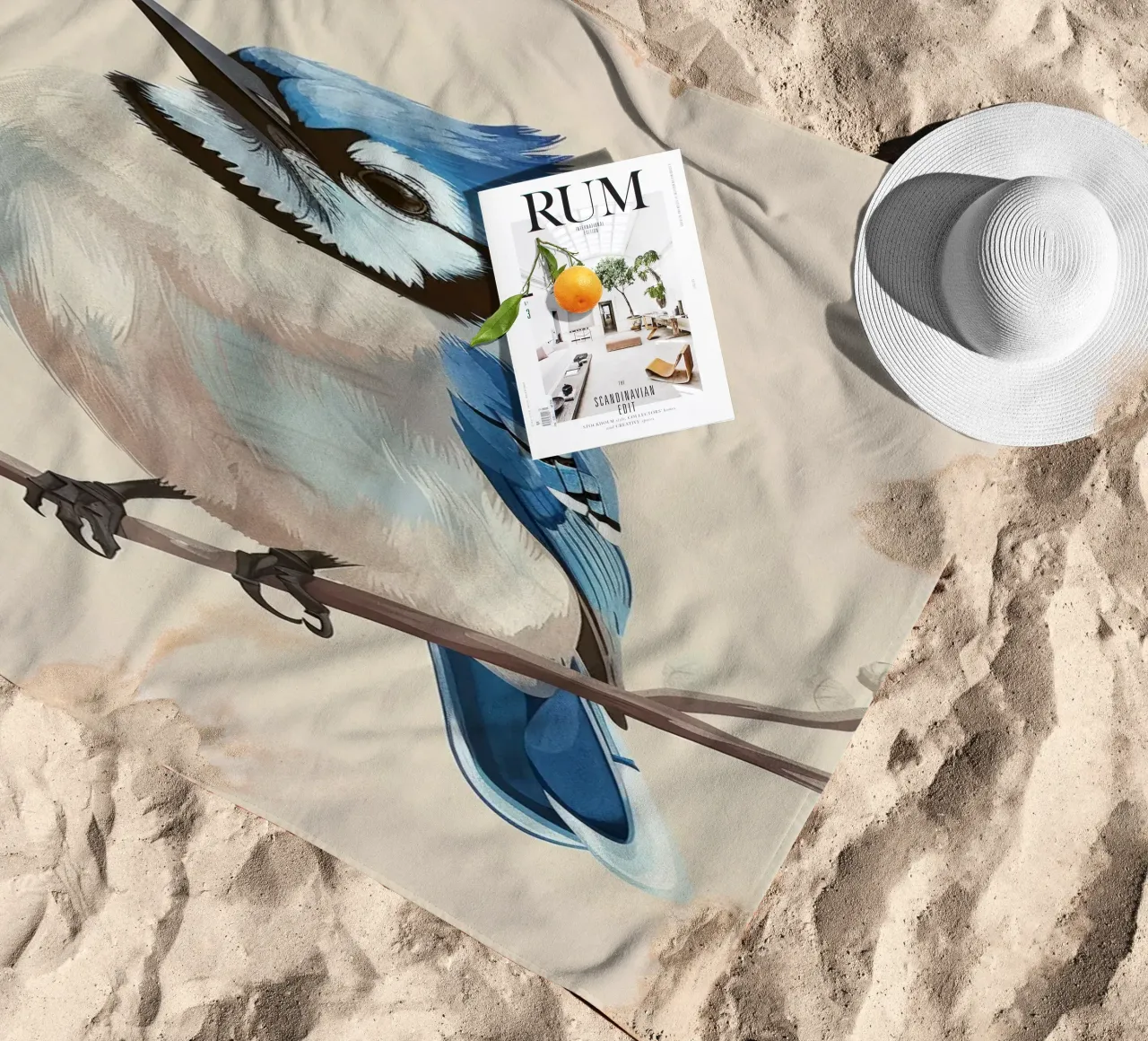 Sérénité en bleu : Un geai bleu élégant dans la nature serviette de plage de DesignDoodle