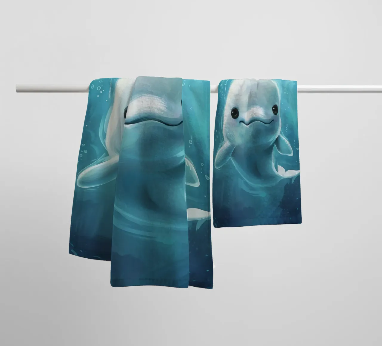 Innocence in the Deep : Un béluga dans les eaux bleues serviette de bain de DesignDoodle