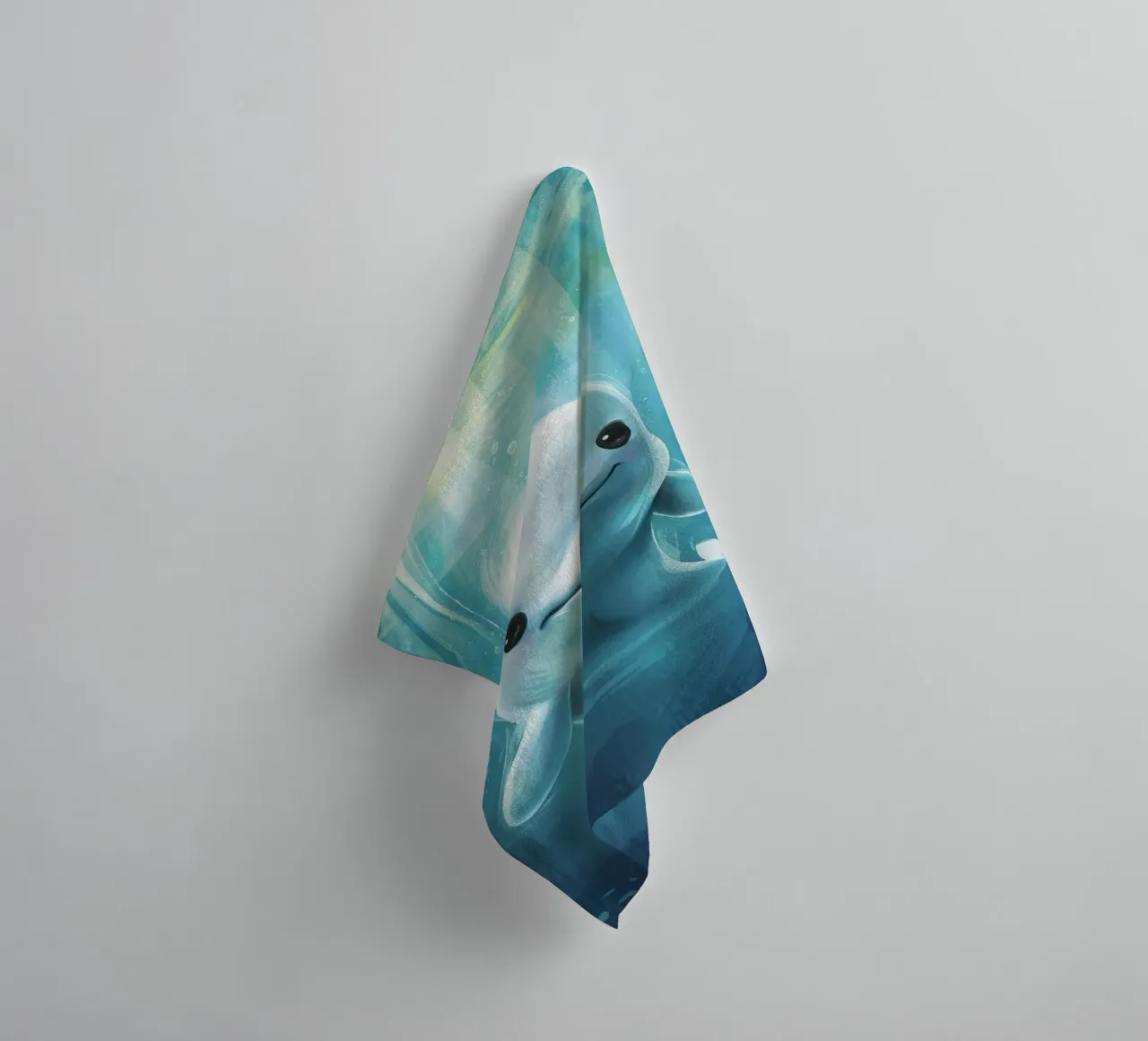 Innocence in the Deep : Un béluga dans les eaux bleues serviette de bain de DesignDoodle