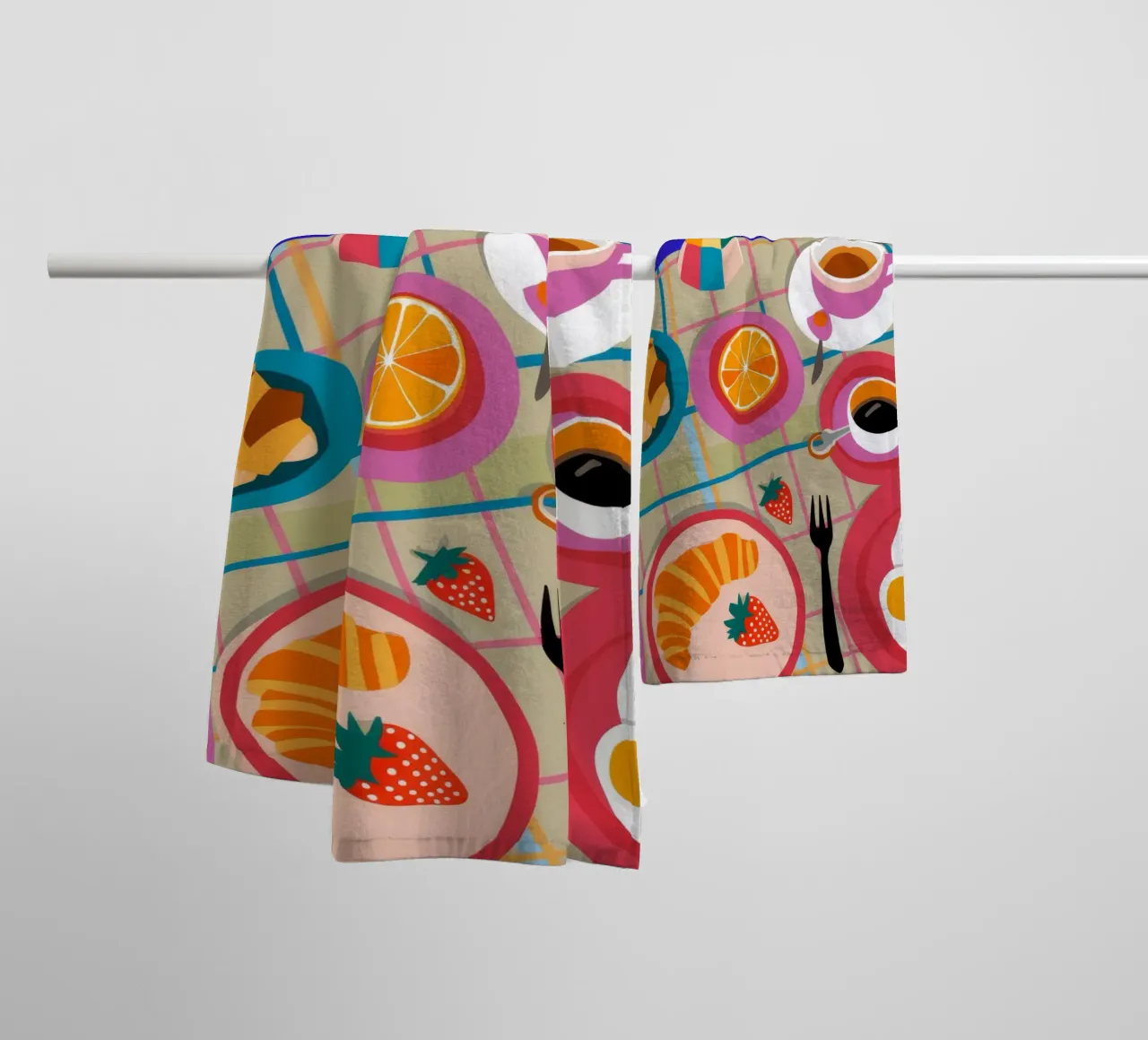Croissant al caffè del mattino asciugamano da bagno da Muse Artworks