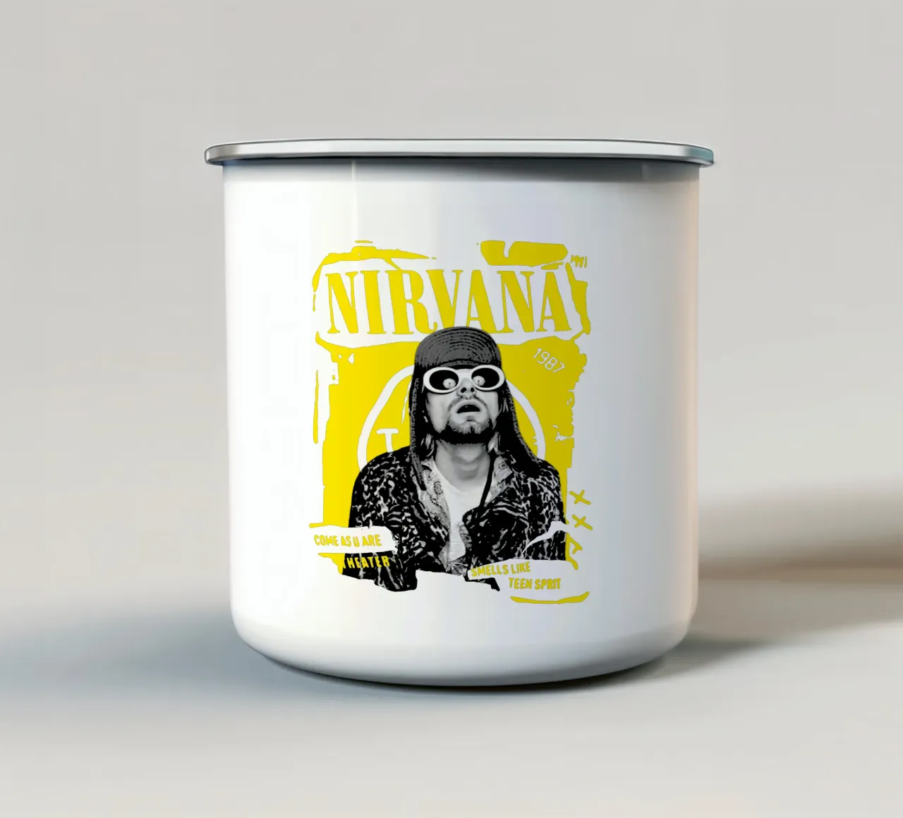 Kurt Cobain - Stile Y2K tazza in smalto da https://www.juniqe.com/uk/shop/Henndraws