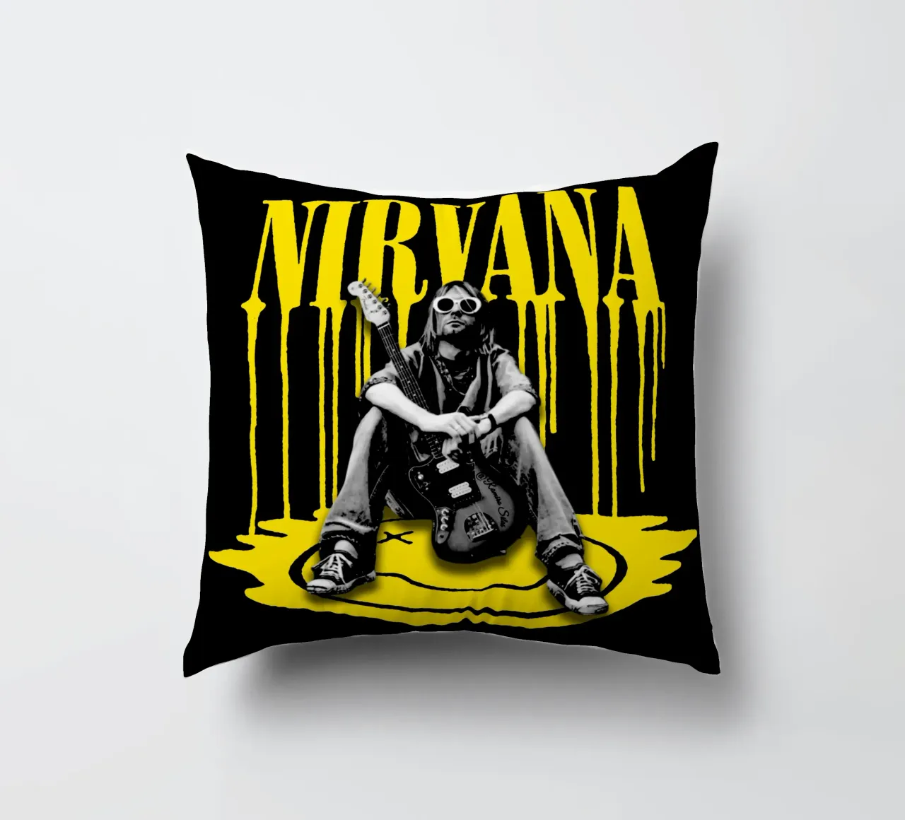 Dlewer Style - Kurt Cobain coussin de https://www.juniqe.com/uk/shop/Henndraws