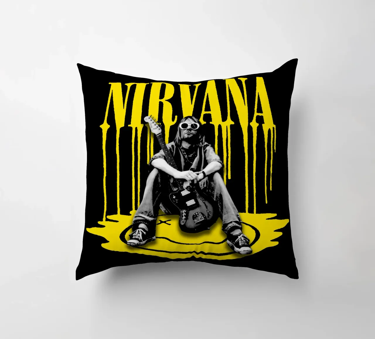 Dlewer Style - Kurt Cobain coussin de https://www.juniqe.com/uk/shop/Henndraws