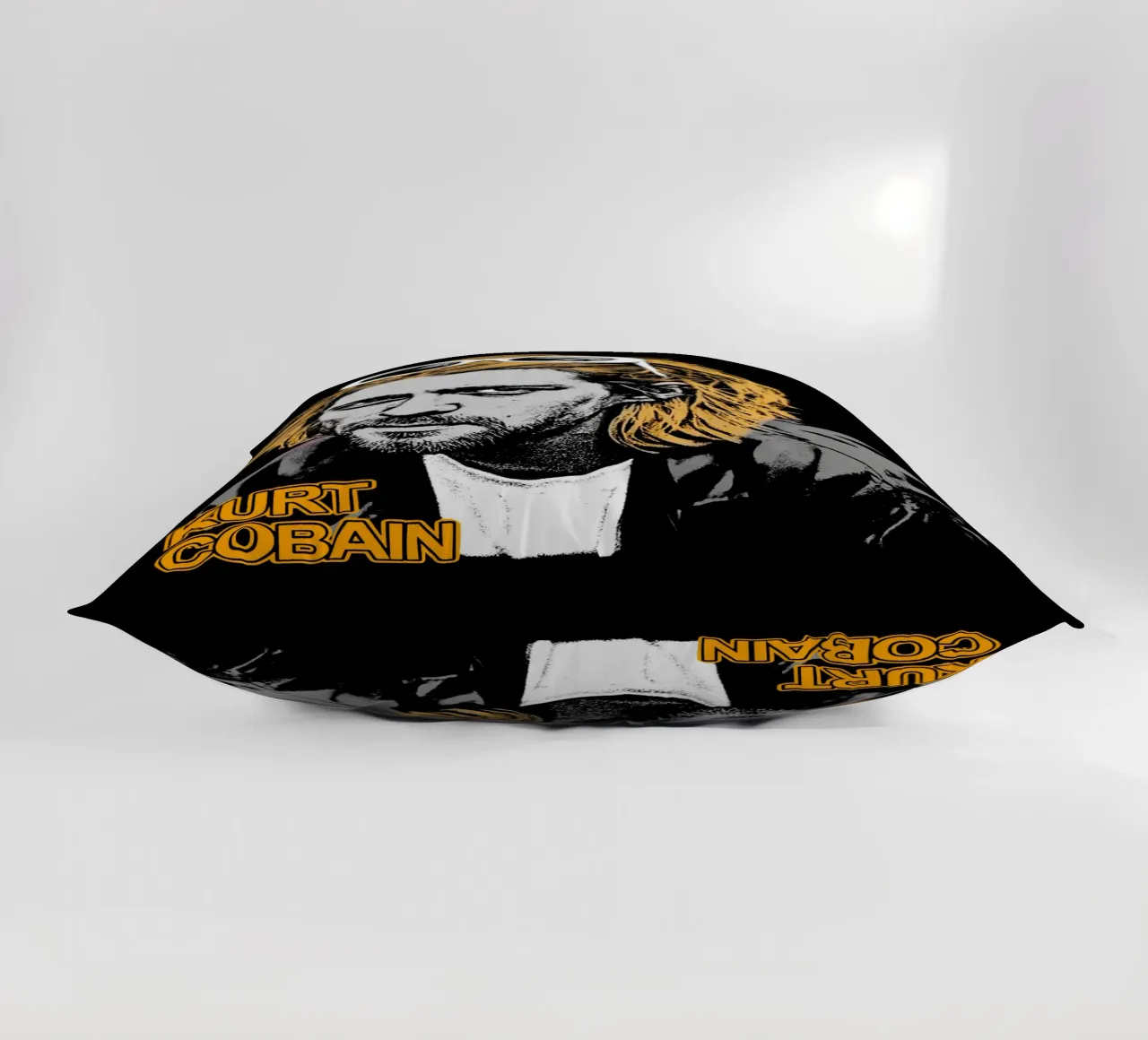 Pop Art Kurt Cobain cuscino da https://www.juniqe.com/uk/shop/Henndraws