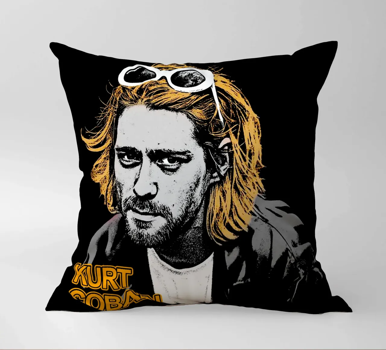 Pop Art Kurt Cobain cuscino da https://www.juniqe.com/uk/shop/Henndraws