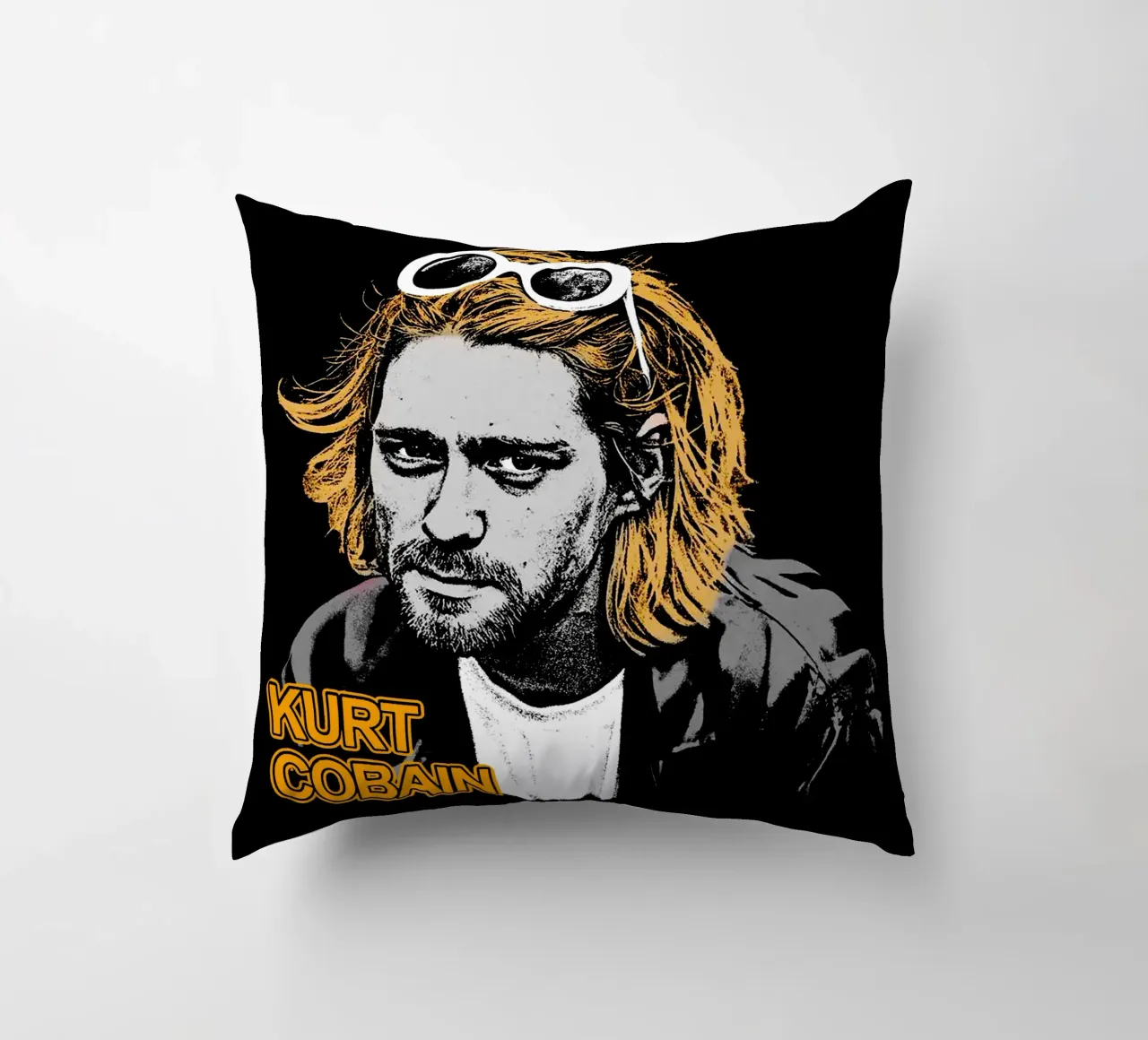 Pop Art Kurt Cobain cuscino da https://www.juniqe.com/uk/shop/Henndraws