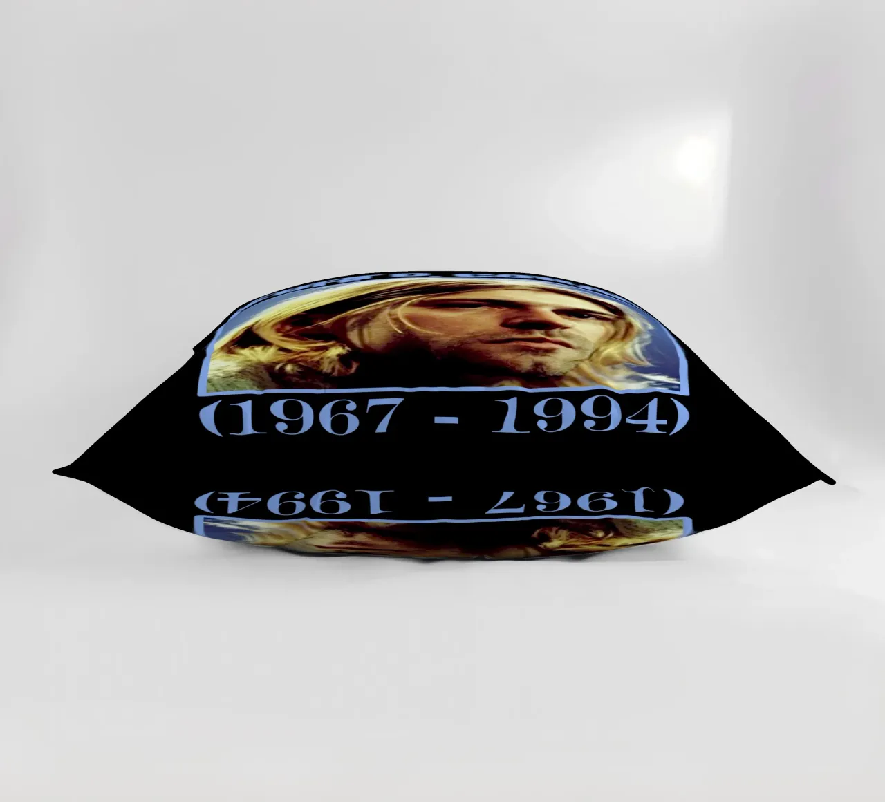 Riposa in pace Kurt Cobain cuscino da https://www.juniqe.com/uk/shop/Henndraws