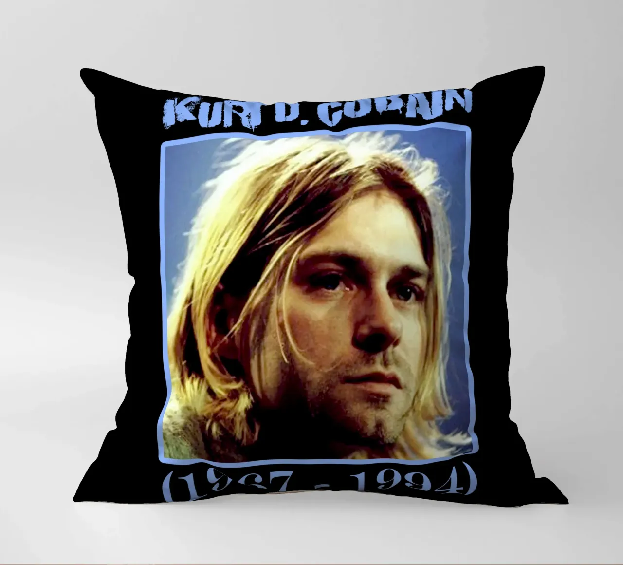 Riposa in pace Kurt Cobain cuscino da https://www.juniqe.com/uk/shop/Henndraws