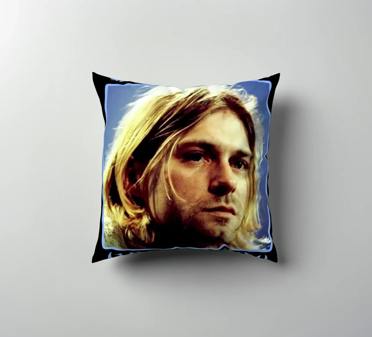 Riposa in pace Kurt Cobain cuscino da https://www.juniqe.com/uk/shop/Henndraws