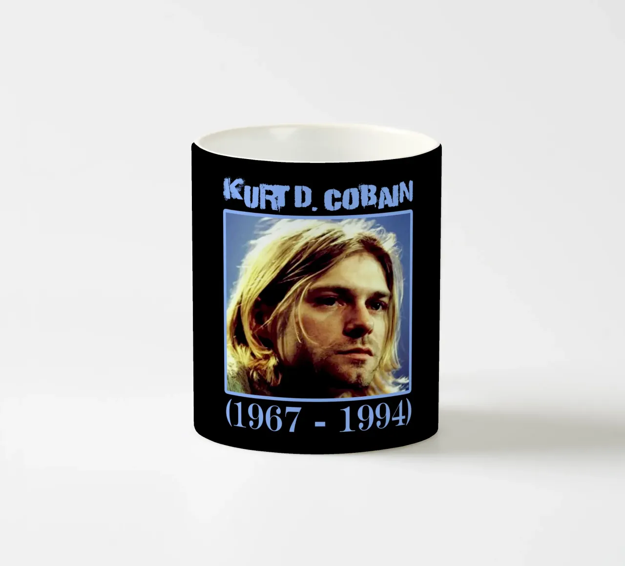 Riposa in pace Kurt Cobain tazza in ceramica da https://www.juniqe.com/uk/shop/Henndraws