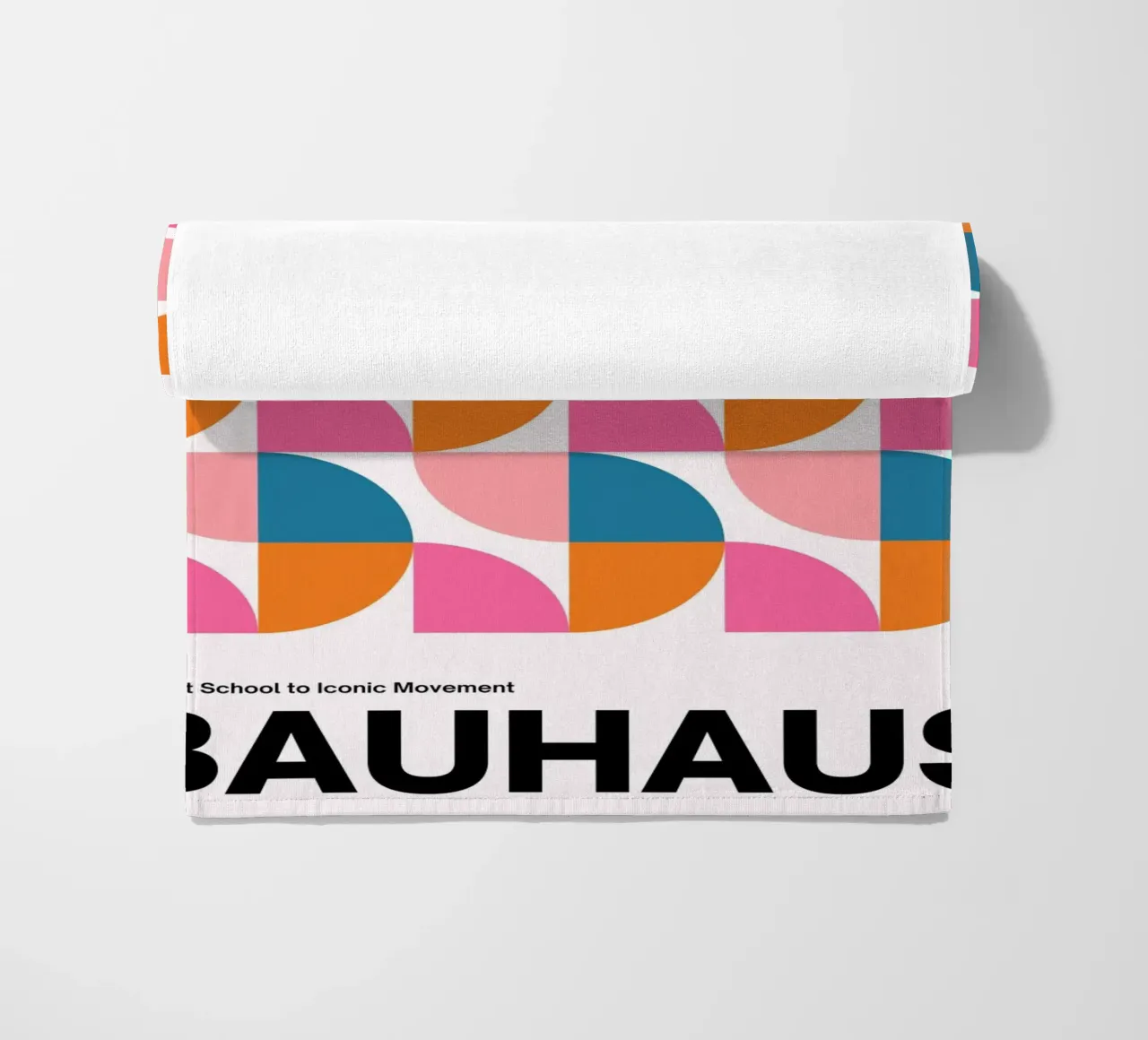 Bauhaus Poster – Geometrie & Farben in Retro-Optik Strandtuch von Casa Calm