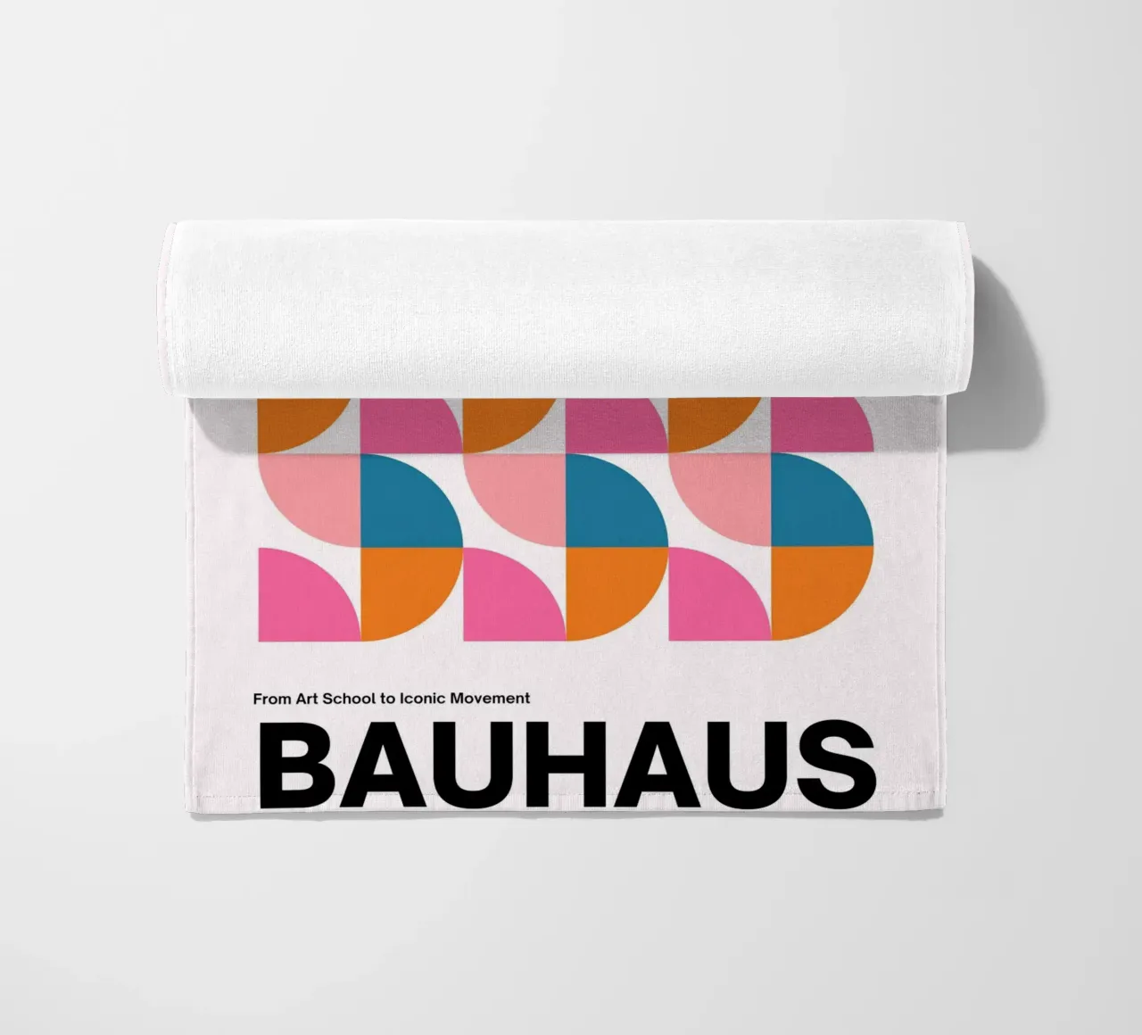 Bauhaus Poster – Geometrie & Farben in Retro-Optik Strandtuch von Casa Calm