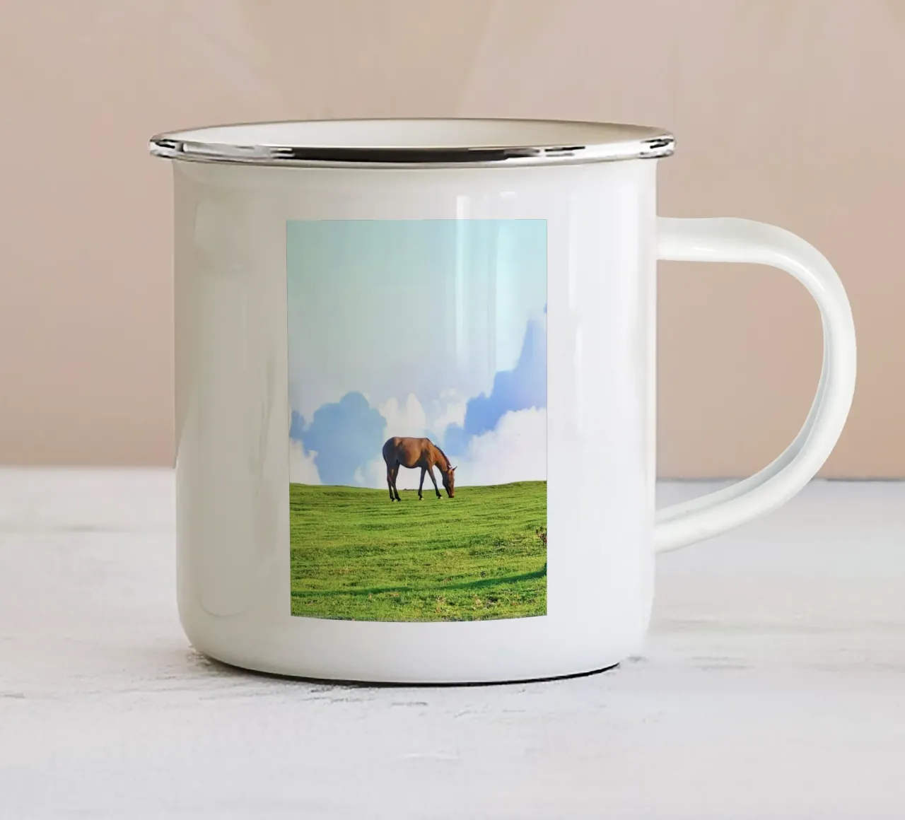 cavallo nell'erba delle nuvole tazza in smalto da Horsire