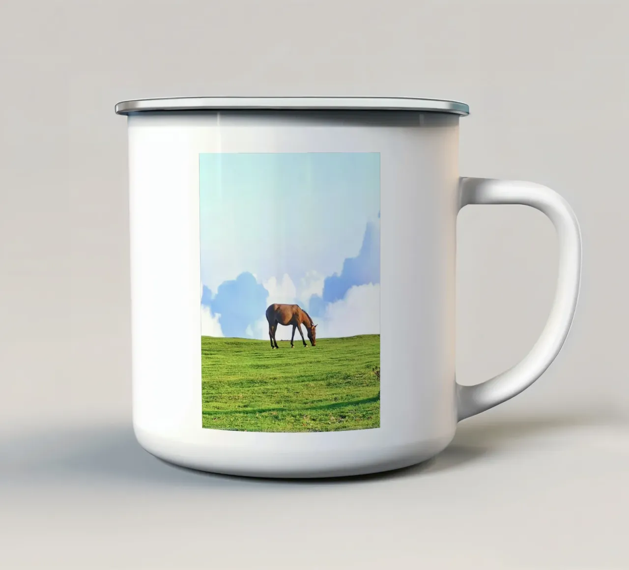 cavallo nell'erba delle nuvole tazza in smalto da Horsire