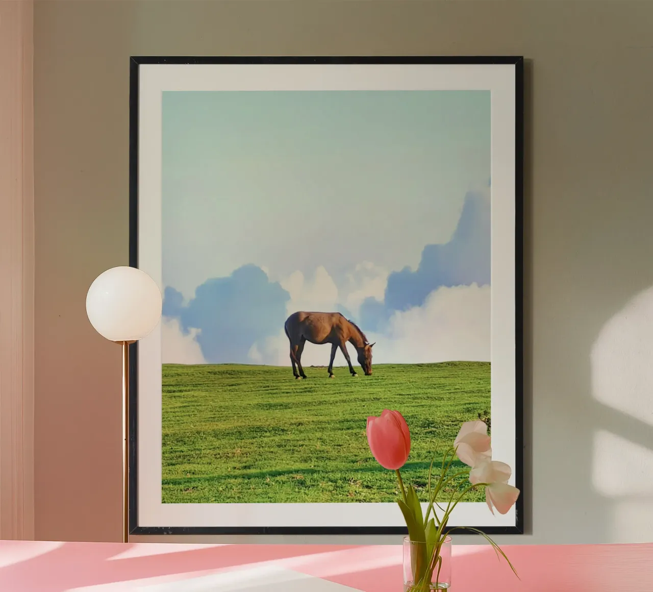 caballo en las nubes hierba poster con marco de aluminio de Horsire