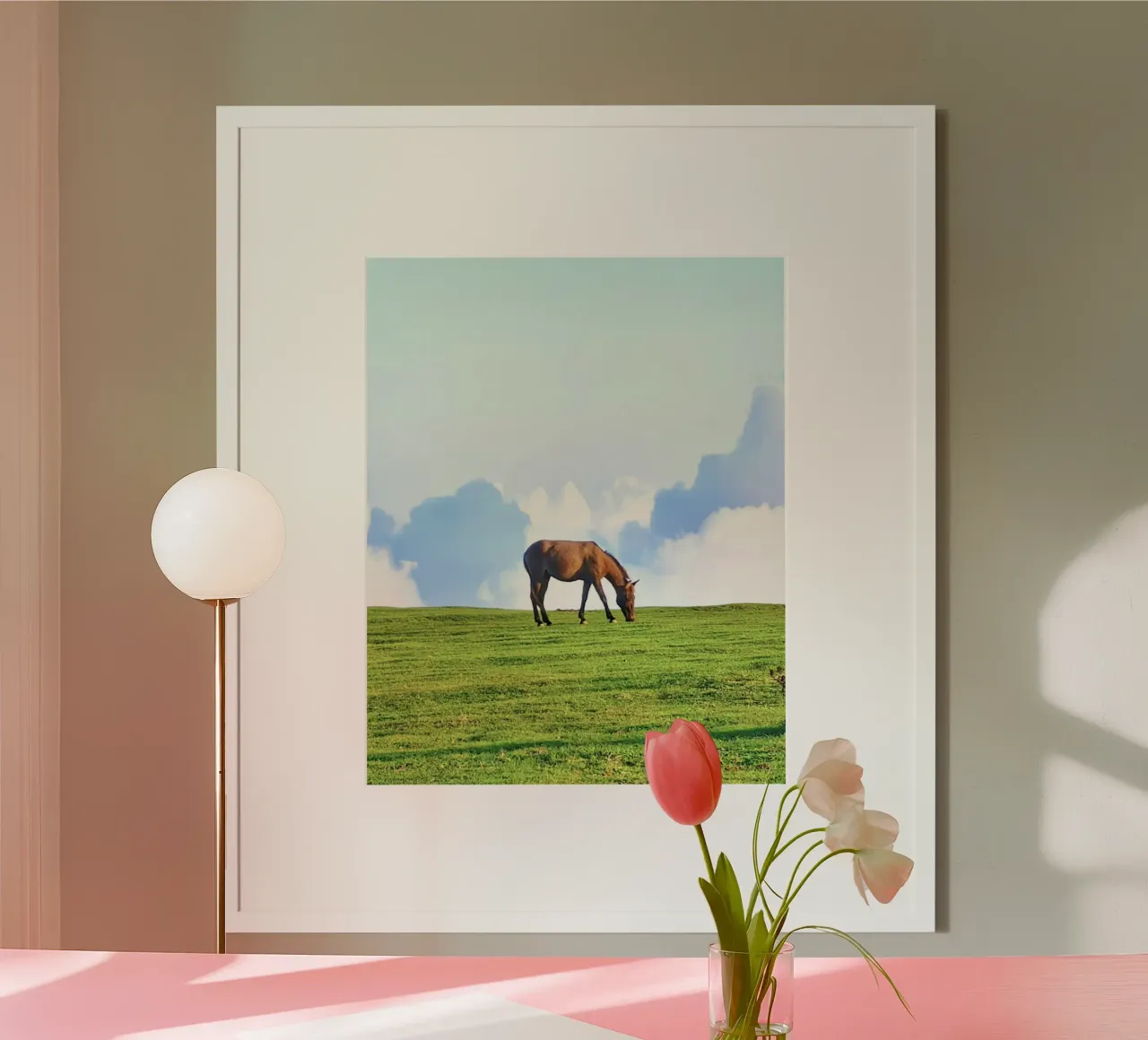 caballo en las nubes hierba poster con marco de aluminio de Horsire