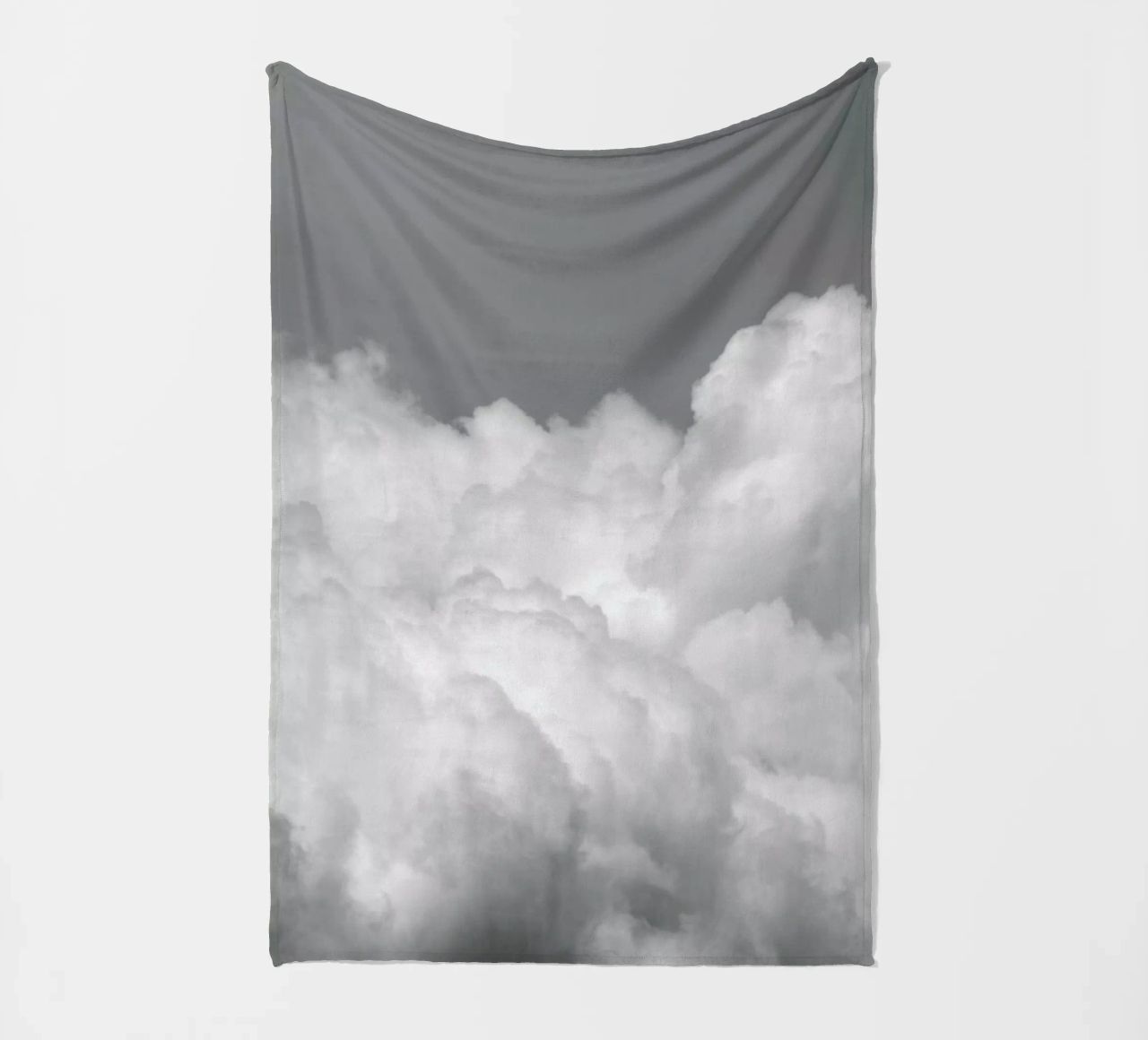 Minimal But Bold Clouds coperta in pile da Studio Nahili