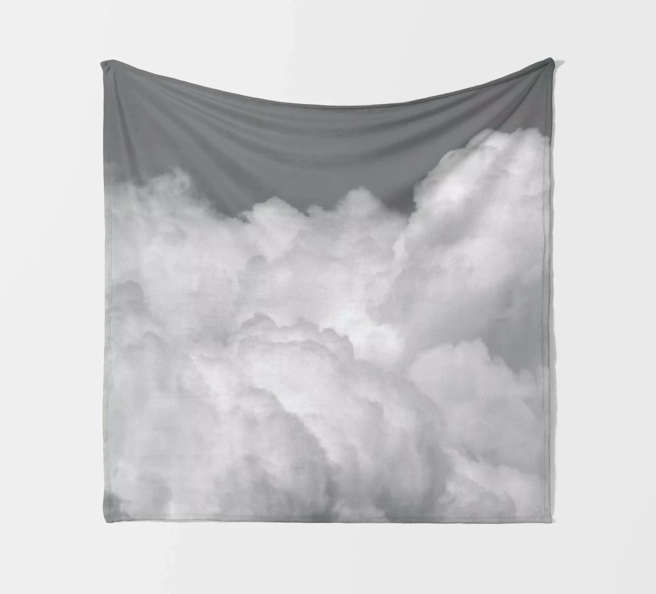 Minimal But Bold Clouds coperta in pile da Studio Nahili