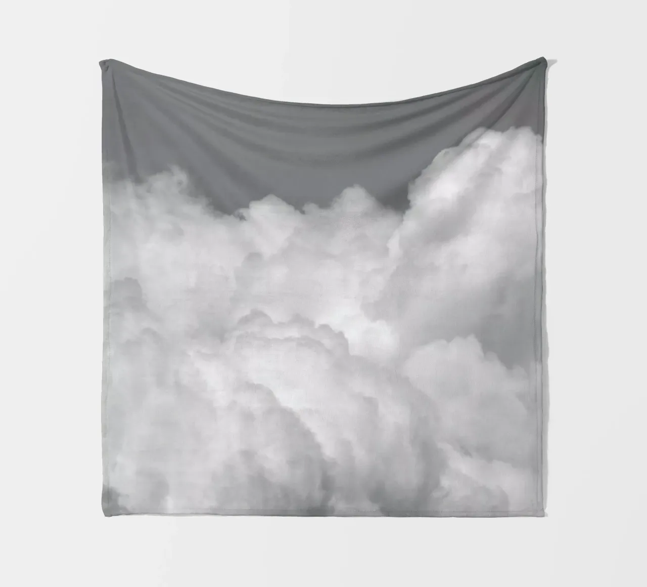 Minimal But Bold Clouds coperta in pile da Studio Nahili