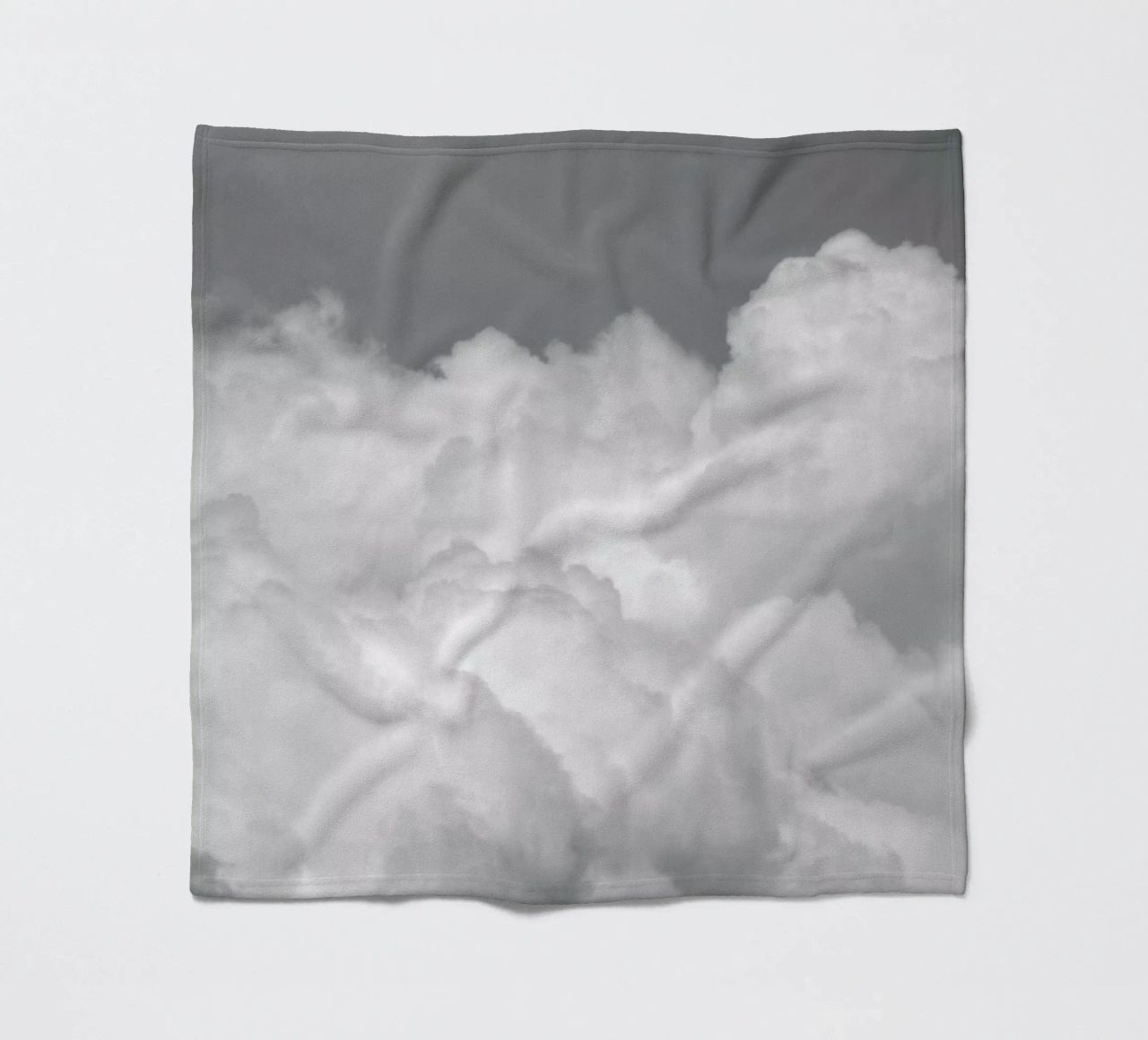 Minimal But Bold Clouds coperta in pile da Studio Nahili