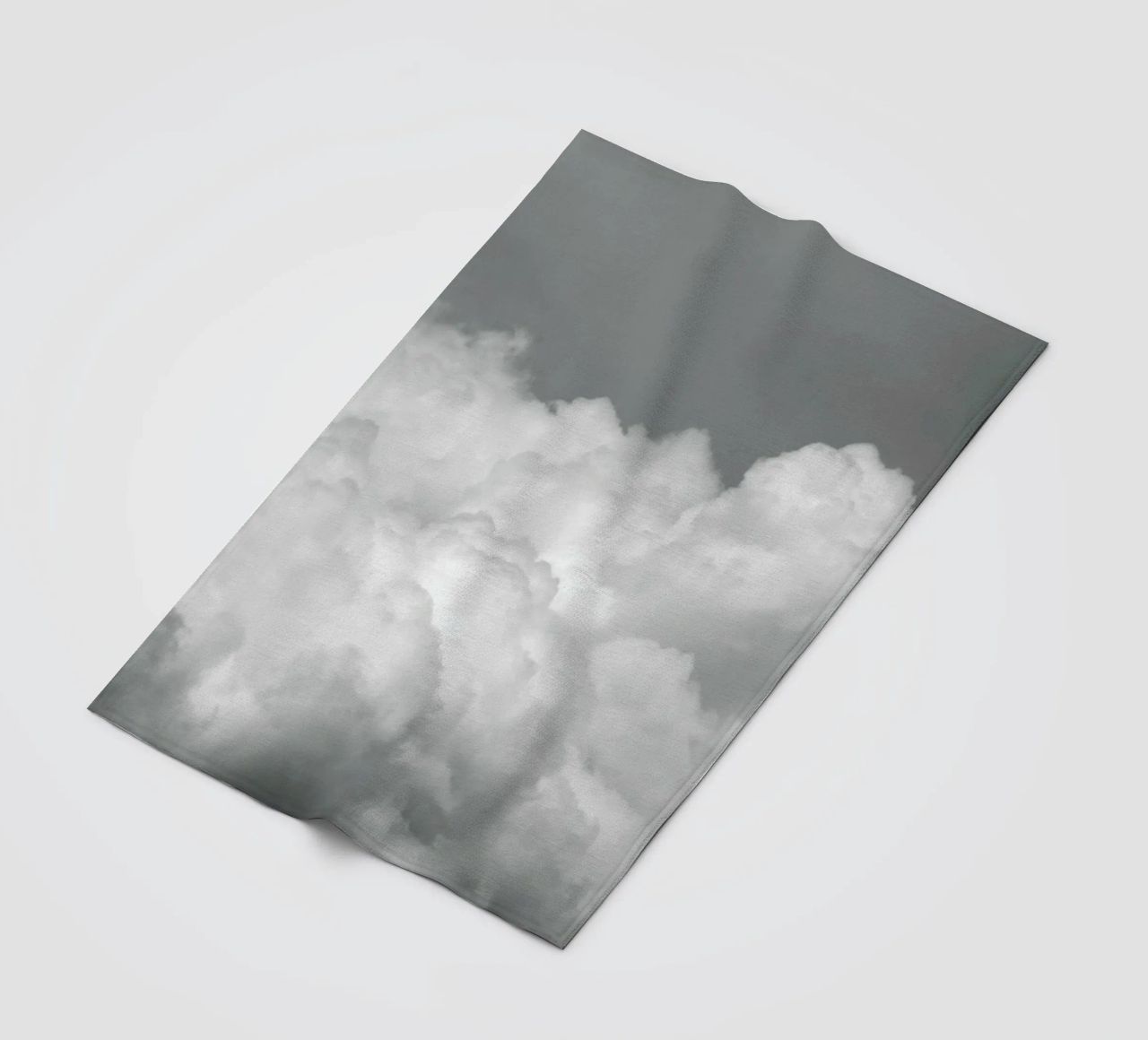 Minimal But Bold Clouds coperta in pile da Studio Nahili