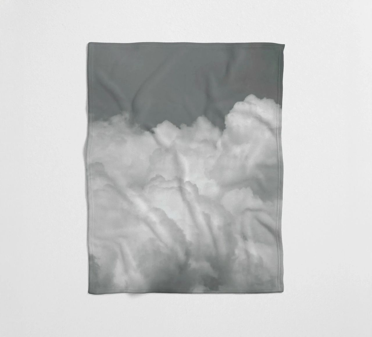 Minimal But Bold Clouds coperta in pile da Studio Nahili