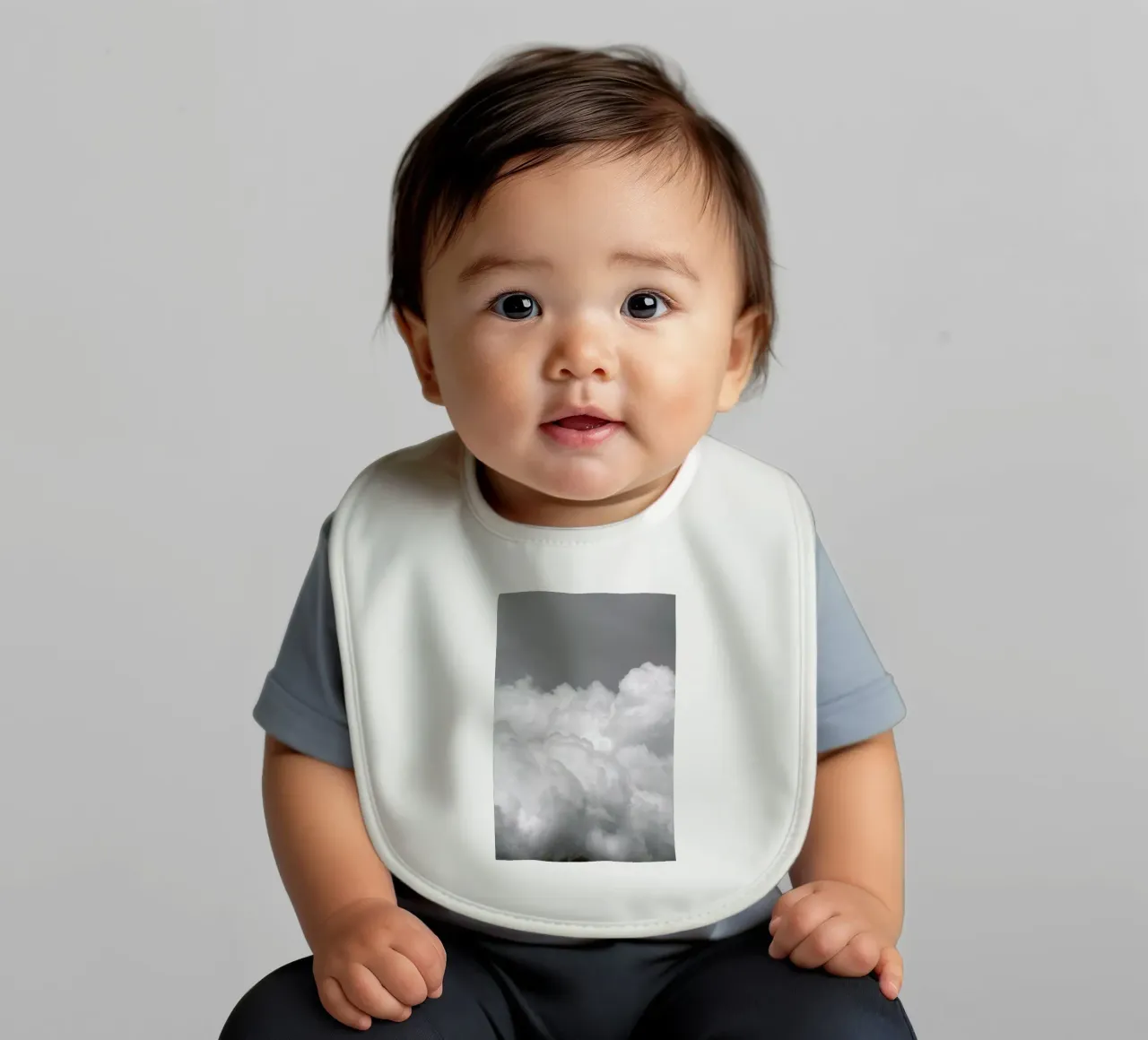 Minimal But Bold Clouds bavaglino da Studio Nahili