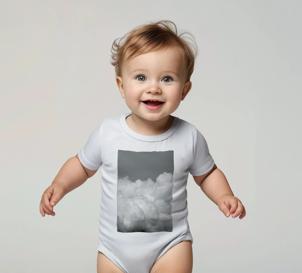 Minimal But Bold Clouds body neonato maniche corte da Studio Nahili