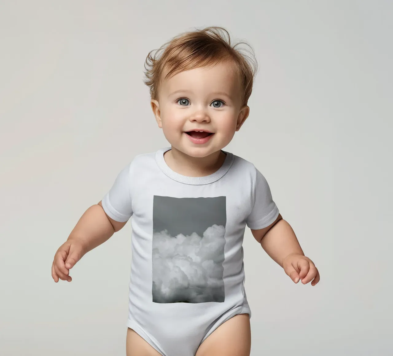 Minimal But Bold Clouds body neonato maniche corte da Studio Nahili